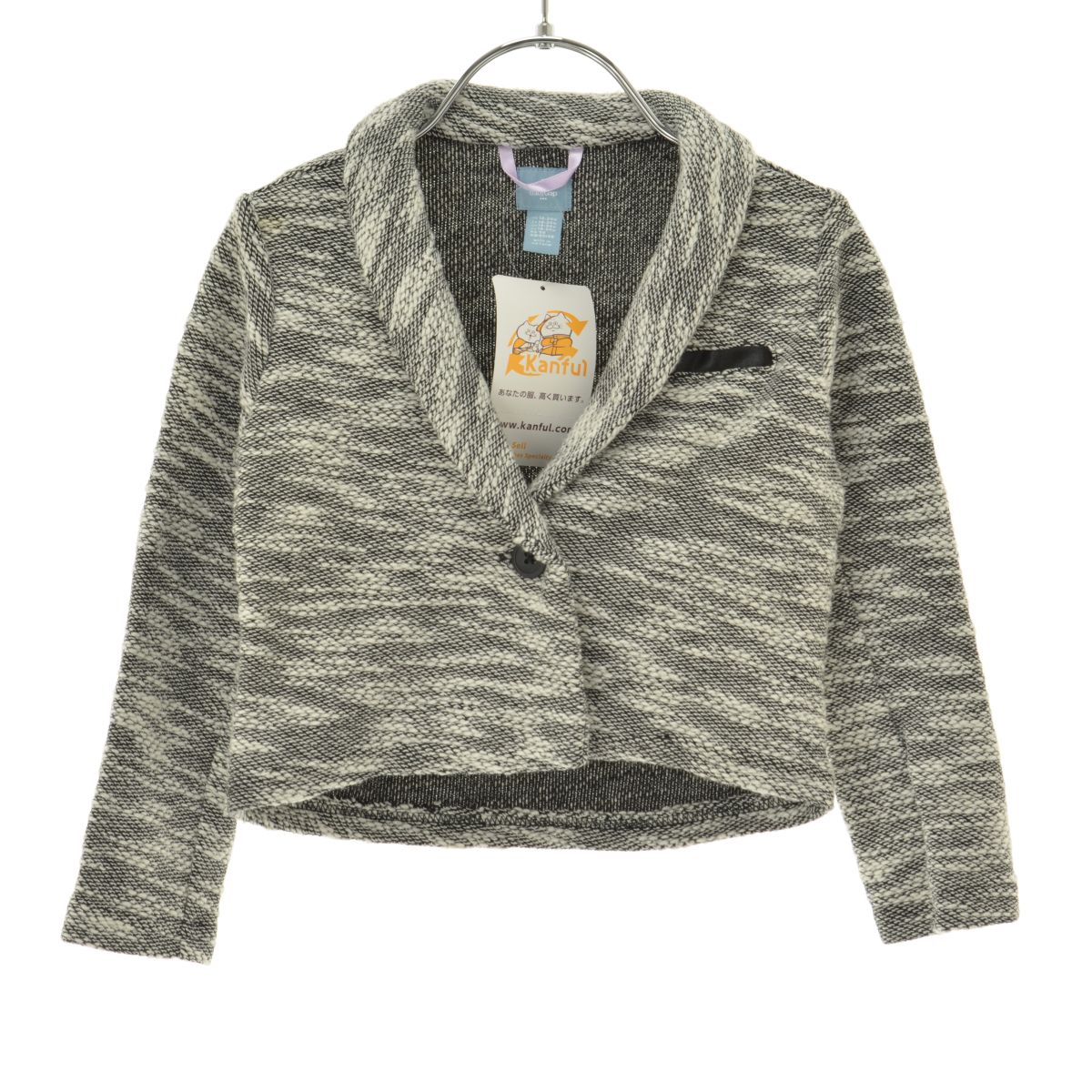 #babyGAP#GAP_GP#X1b#X1c#X1d#X1e#X1f#Y1e#Y1f#Y20#Y21#Y22#S17#S18#S19#S1a#S1b#BRANDbaby GAP / ベイビーギャップ ITEMショールカラージャケット(G006229492) baby GAP Condition : D S 新品 A 使用感がなく試着程度の品 B 使用感があまりなく目立つダメージがないUSED品 C 使用感はあるがダメージが比較的目立たないUSED品 D 使用感があり汚れなどのダメージが目立つUSED品 E かなりの使用感があり破れやシミなどのダメージが目立つUSED品 Item Information ATTENTIONダメージについて USED品となりますので、使用感があり、右袖ぐり付近・左袖に汚れが見られます。 表記サイズ18-24M 実寸肩幅約25cm 着丈約32cm 身幅約29cm 袖丈約33.5cm※実寸は手作業で採寸しておりますので、1cm〜2cmの誤差が生じる場合がございますので何卒ご了承お願いいたします。 カラー(弊社規定)ブラック系/ホワイト系※ご使用のモニタやブラウザによって、画像の色味が異なって見えることがありますので何卒ご了承お願いいたします。 素材 綿100％ 付属品 - 裏地 - このアイテムにつけられているキーワード#baby GAP##GAP 関連ブランド##ブラック系##ホワイト系##表記サイズ：18-24M##コンディションD##キッズ##アウター##春# 関連商品 このブランドの他の商品を見る このタイプの商品を見る ※商品詳細で気になる点がございましたらお気軽にお問い合わせください。