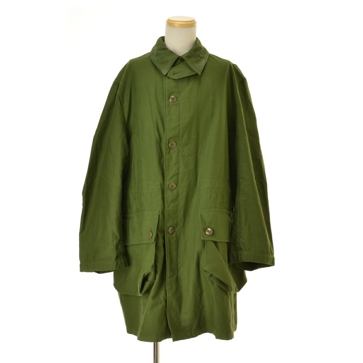 #MILITARY#X44#X45#X46#X47#X48#Y5f#Y60#Y61#Y62#Y63#S33#S34#S35#S36#S37#MILITARY#グリーン系#表記サイズ：C50#コンディションD##メンズ#コート#その他コート#秋#BRANDMILITARY / ミリタリー ITEMスウェーデン軍 M-59 FIELD COATコート(G006333853) MILITARY Condition : D S 新品 A 使用感がなく試着程度の品 B 使用感があまりなく目立つダメージがないUSED品 C 使用感はあるがダメージが比較的目立たないUSED品 D 使用感があり汚れなどのダメージが目立つUSED品 E かなりの使用感があり破れやシミなどのダメージが目立つUSED品 Item Information ATTENTIONダメージについて USED品となりますので、使用感があり、襟に擦れ汚れ、所々に汚れ・ホツレ、フード欠損が見られます。 表記サイズC50 実寸肩幅約53cm 着丈約97cm 身幅約70.5cm 袖丈約66cm※実寸は手作業で採寸しておりますので、1cm〜2cmの誤差が生じる場合がございますので何卒ご了承お願いいたします。 ※「換算サイズ」と表記されている数値につきましては、表記サイズを基準に日本サイズへ換算表を元に換算しております。詳しくは[サイズについて]をご参照ください。 カラー(弊社規定)ダークグリーン系※ご使用のモニタやブラウザによって、画像の色味が異なって見えることがありますので何卒ご了承お願いいたします。 素材 品質表示タグ無しの為、素材不明 付属品 - 注意事項 こちらの商品は、ヴィンテージ品、またはリリースより10年以上経過したオールド品となります。商品の特性上、多くのダメージが見られる場合がございます為、全てのダメージを記載できない場合がございます。その為、記載外のダメージ（汚れ、小穴等）が見られる場合がございます。予めご了承の上、ご検討くださいませ。 裏地 - その他の特徴 ウエストはドローコードで調節可能 このアイテムにつけられているキーワード#MILITARY##グリーン系##表記サイズ：C50##コンディションD##メンズ##コート##その他コート##秋# 関連商品 このブランドの他の商品を見る このタイプの商品を見る ※商品詳細で気になる点がございましたらお気軽にお問い合わせください。