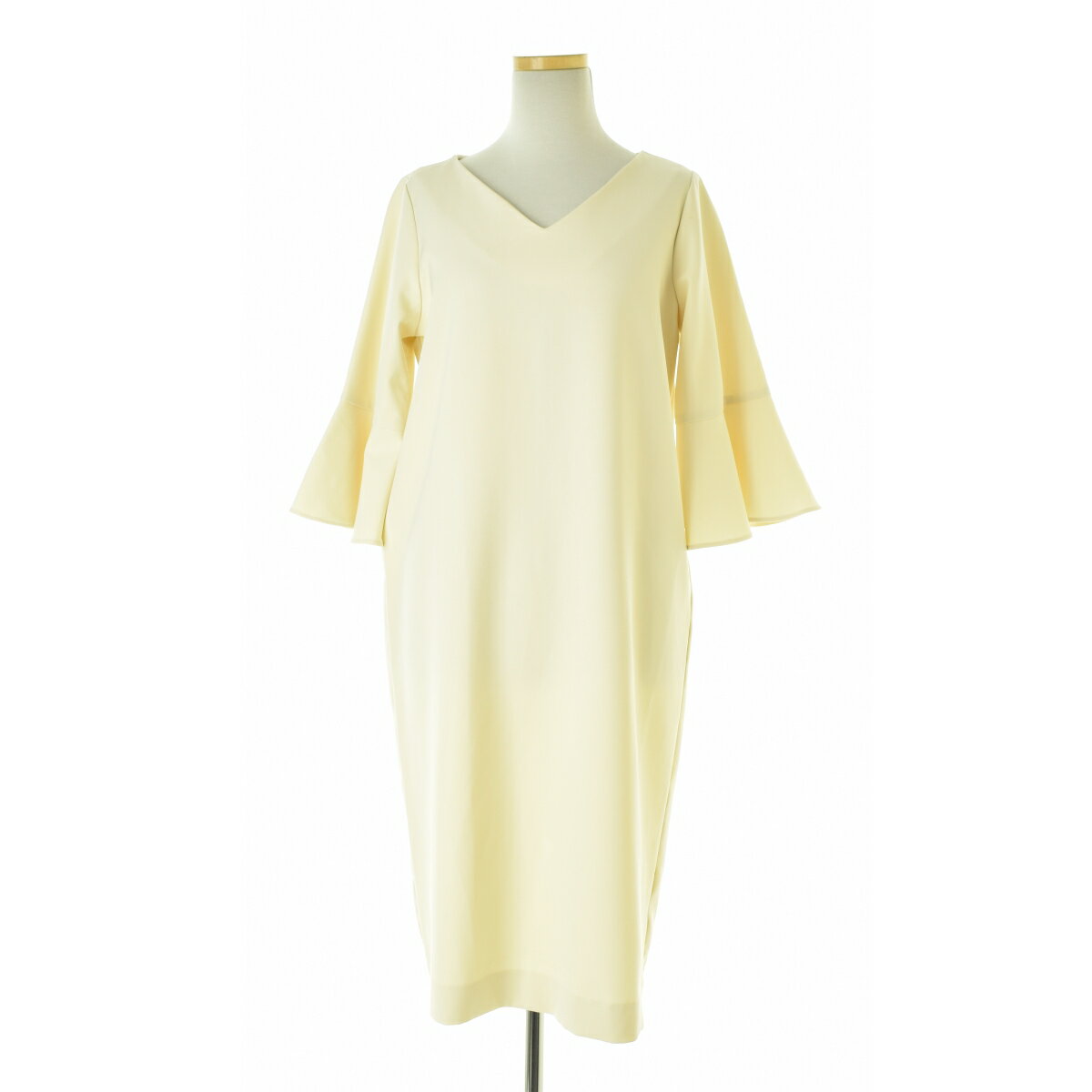 #apartbylowrys#LOWRYS_FARM_GP#X2d#X2e#X2f#X30#X31#Y5f#Y60#Y61#Y62#Y63#S22#S23#S24#S25#S26#apart by lowrys#LOWRYS FARM 関連ブランド#ベージュ系#表記サイズ：M#コンディションC##レディース#ワンピース#ワンピース・ドレス#春#BRANDapart by lowrys / アパートバイローリーズ ITEMAP270906TK ペプラム七分袖ワンピース(G006304926) apart by lowrys Condition : C S 新品 A 使用感がなく試着程度の品 B 使用感があまりなく目立つダメージがないUSED品 C 使用感はあるがダメージが比較的目立たないUSED品 D 使用感があり汚れなどのダメージが目立つUSED品 E かなりの使用感があり破れやシミなどのダメージが目立つUSED品 Item Information ATTENTIONダメージについて USED品となりますので、多少の使用感があり、左袖・袖口に汚れが見られますが、その他ダメージや汚れはございません。 表記サイズM 実寸肩幅約36cm 総丈約97.5cm 身幅約47cm 袖丈約40cm※実寸は手作業で採寸しておりますので、1cm〜2cmの誤差が生じる場合がございますので何卒ご了承お願いいたします。 カラー(弊社規定)ライトベージュ系※ご使用のモニタやブラウザによって、画像の色味が異なって見えることがありますので何卒ご了承お願いいたします。 素材 ポリエステル88％、ポリウレタン12％ 付属品 - 生地の特徴 透け感あり 裏地 - その他の特徴 開閉部あり このアイテムにつけられているキーワード#apart by lowrys##LOWRYS FARM 関連ブランド##ベージュ系##表記サイズ：M##コンディションC##レディース##ワンピース##ワンピース・ドレス##春# 関連商品 このブランドの他の商品を見る このタイプの商品を見る ※商品詳細で気になる点がございましたらお気軽にお問い合わせください。 Brand Introduction apart by lowrys / アパートバイローリーズ 日本のアパレル会社「株式会社ポイント」が展開するファッションブランド。飾り過ぎないリラックス感がありながら、かわいらしさもしっかりとプラスされたアイテムに特徴がある。大人へと成長を遂げた女性向けに、洋服のみならず、バッグや靴、小物類まで幅広くスタイルを提案。