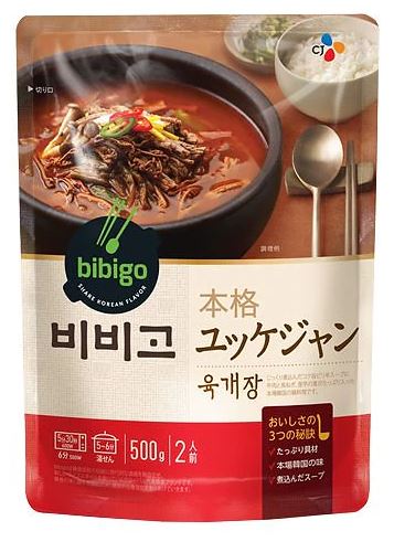 商品名 bibigo ユッケジャン 内容量 500g 原材料 ねぎ、芋茎、牛肉、タテギ(唐辛子粉、にんにく、コーン油)、牛骨エキス、ユッケジャンベース、唐辛子油、食塩、牛肉エキス、砂糖、旨みベース、シーズニングミックス/調味料(核酸等)、香辛料抽出物、甘味料(ステビア)、パプリカ色素、酸味料、香料、(一部に小麦・牛肉・大豆を含む) 賞味期限 別途記載 栄養成分表示 エネルギー 151kcal / たんぱく質 12.3g / 脂質 5.6g / 炭水化物 12.8g / 食塩相当量 4.3g 保存方法 直射日光・高温多湿を避けて、常温で保存してください。 原産国 韓国 商品入荷によって商品パッケージが変わる場合がございます。 予めご了承ください。