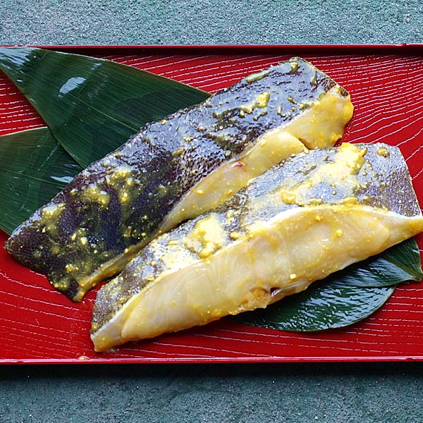 西京漬け 銀かれい 100g×2切　北海道加工の銀ガレイ西京焼き。柔らかく身がほぐれやすく、柔らかな口当たり。カレイの脂と味噌のコクが、しっとり上品な味わいにします。北海道グルメ 鰈