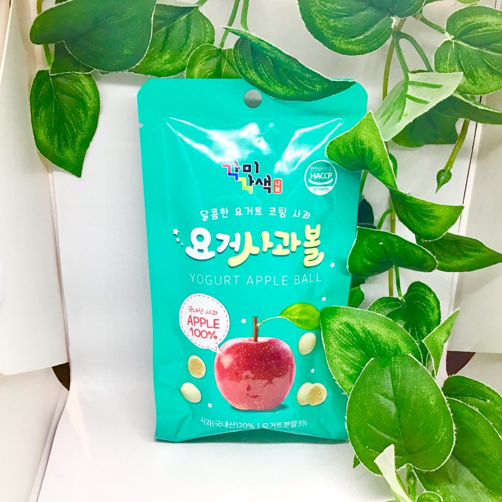 【名称】 お菓子 【内容量】 30g 【賞味期限】 裏面に記載 【原産国】 韓国 【保存方法】 直射日光・高温多湿を避け涼しいところで保管してください。 【原材料名】 糖類加工品（砂糖、植物油脂、脱脂粉乳、ホエイパウダー）、りんご加工品（りんごエキス、水飴、ゼラチン、デキストリン）、ヨーグルトパウダー（砂糖、デキストリン、ホエイパウダー、乳糖）／乳化剤、増粘剤（グァーガム、アラビアガム、寒天）、香料、酒精、光沢剤（カルナウバロウ）、酸化防止剤（V.C）、（一部にりんご・乳成分・大豆・ゼラチン含む）100%ドライリンゴ入りで甘酸っぱさをが楽しめる♪