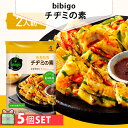 名称チヂミの素原材料名・野菜入り具材［にんじん、たけのこ、ひらたけ、たん白加水分解物、あさりエキス、食塩、いかエキス、ほたてエキス／調味料（アミノ酸）、酸化防止剤（ビタミンC）］、 ・チヂミ専用粉［小麦粉、食塩、砂糖、とうもろこしでん粉、にんにく、たまねぎ、こしょう ／ ベーキングパウダー、増粘剤（キサンタンガム）、着色料（ビタミンB2）］(韓国製造)、 ・チヂミのたれ［しょうゆ、りんご酢、アミノ酸液、砂糖、魚醤、ガーリックエキス、にんにく、長ねぎ、水あめ、食塩、ぶどう糖、唐辛子／調味料（アミノ酸等）、酸味料、増粘剤（キサンタンガム）］、（一部に小麦・いか・さけ・大豆・りんごを含む）内容量297g（具材入り調味料182g、チヂミ専用粉85g、チヂミのたれ30g）賞味期限別途記載保存方法直射日光、高温多湿をさけて保存してください。原産国名日本調理方法材料(2人前) にら：1/2束(50g)、ごま油：大さじ2、本品：1袋(粉、具材) ※具材の調味液は捨てずに使用してください。 1．ボウルに本品(チヂミ粉・具材)を入れ、ダマにならないよう混ぜ、ニラを加えてよく絡ませます。 2．熱したフライパンに、ごま油おおさじ1と「1」を形を整えながら入れ中火で2分を目案にやや焦げ目がついたら、裏返します。 3．さらに約2分焼き、フライパンのフチからごま油おおさじ1を回し入れ、両面を強火でカリッと仕上げれば出来上がりです。 ※添付の「チヂミのたれ」をつけてお召し上がりください。 ※お好みで、ニラやキムチ、海鮮などの材料を追加すると更に美味しく、本格的になります栄養成分:2人分（297g）当たりエネルギー 347kcal / 炭水化物 70.3g / たんぱく質 11.5g / 脂質 1.6g / 食塩相当量 6.0g注意※パッケージデザインは予告なく変更になる場合がございますのでご了承ください。[bibigo]チヂミの素297g 2人前 5個セットもちもち食感がお楽しみいただけます。3種類(人参・たけのこ・ひらたけ)の具材と粉、特製のたれをセットにし、チヂミ粉と具材を混ぜて焼くだけで簡単に韓国本場のチヂミが楽しめる製品です。ニラ、キムチ、海鮮等を入れるともっと美味しいい。混ぜて焼くだけOK。