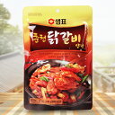 特徴韓国有名のチュンチョンのダッカルビを自宅で楽しめます！調理方法材料：鶏肉500g、キャベツ1/4、長ネギ1/4本 鶏肉を食べやすいサイズに切り、ソースを入れ、20分間寝かせる。 フライパンに油をひいて、鶏肉を炒める。 火が通ったら、キャベツを入れ、最後に長ねぎを入れる。韓国有名のチュンチョンのダッカルビを自宅で楽しめます！ 旨辛のソースと風味があり、ご飯が進みます。自宅で本場の味を堪能してみてください。 お酒のおつまみとしてもぴったりなので、是非作ってみてください。 関連商品はこちら[ニューグリーン] タコ炒めソース2kg 韓...1,800円[ニューグリーン] 純豆腐チゲソース 2kg...2,000円[冷] CJダダムウロンカン味噌ビビムソー...320円[冷] CJダダムプデチゲソース140g ヤン...320円[賞味期限24/3/15] [三養] 激辛ブルダ...350円[賞味期限24/3/12] [清浄園] ネギ油カ...150円[bibigo] コチュマヨソース（200g）韓...530円[ニューグリーン] トッポギソース50g ト...40円ビビム冷麺ソース60g 韓国食材 冷麺ソー...98円