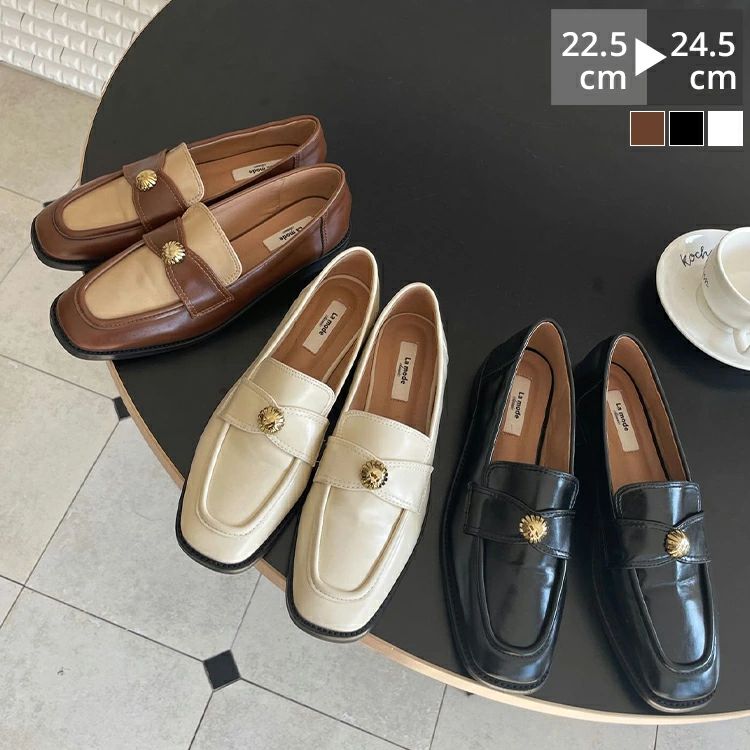 メーカー希望小売価格はメーカーカタログに基づいて掲載していますSTAFFCOMMENT ローファー 痛くない！ローファー かかとが踏めて柔らかい！ しなやかで柔らかいレザー調素材を使用。 かえりの良いアウトソール 歩きやすさを重視した屈曲性の優れた設計に。 商品内容 ローファー 取り扱いサイズ 22.5cm〜24.5cm 《サイズの目安》 22.5cm/23cm/23.5cm/24cm/24.5cm 仕様 ヒールの高さ：約3cm 重さ：980g 素材 合皮、ラバ シーズン 春夏秋冬 注意事項 当商品は、機械による生産過程上、 「生産時期によって色味の違い」　が生じる場合がございます。 ※お客様に喜んでいただけますよう、最良のお値段にてご提供できるよう努めております。 長時間濡れたままで重ねて置いたり、摩擦（特に湿った状態での摩擦）や、汗や雨などで ぬれた時は他の衣料等に移染する場合がございますのでお気を付け下さいませ。また洗濯の際は 移染する場合がございますので、他の物とは分けて洗って下さいませ。 今後もより良い商品を提供させていただく為に素材や縫製につきましては、 何卒ご理解いただきますよう宜しくお願い申し上げます。 ・商品の色は、撮影時の光や、お客様のモニターの色具合などにより、実際の商品と異なる場合がございます。あらかじめ、ご了承ください。 ・ページ内のモデルが着用しているパニエ、アクセサリー、小物などは参考商品となりますのでご注意下さい。 ※記載のセット内容のみの販売となっております。 小物等は含まれませんのでご了承下さい。 ・ローファー 靴 レディース ポインテッドトゥ バイカラー コイン ローヒール 太ヒール 厚底 消臭 シンプル 滑り止め 柔らかい 痛くない 疲れない 歩きやすい 大人 コーデ 春 夏 秋 フォーマル お仕事 通学 通勤 オフィス 黒 クロ ブラック 白 ブラウン