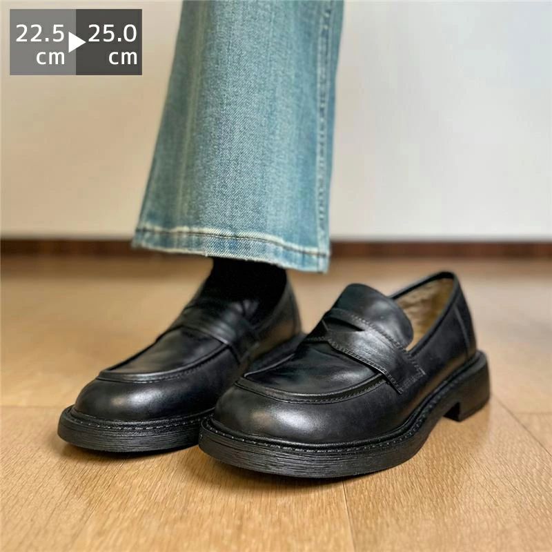 STAFFCOMMENT ローファー 丸みを帯びたシルエットと、歩きやすい厚底が特徴のローファー。上品な光沢のあるレザーと、ソールのディテールが質感を際立たせ、日常的な装いをぐっと引き締めます。 商品内容 ローファー 取り扱いサイズ 22.5cm〜25cm 《サイズの目安》 22.5cm/23cm/23.5cm/24cm/24.5cm/25cm 仕様 ヒールの高さ：3cm 重さ：710g 素材 合皮、合成ゴム シーズン 春夏秋冬 注意事項 当商品は、機械による生産過程上、 「生産時期によって色味の違い」　が生じる場合がございます。 ※お客様に喜んでいただけますよう、最良のお値段にてご提供できるよう努めております。 長時間濡れたままで重ねて置いたり、摩擦（特に湿った状態での摩擦）や、汗や雨などで ぬれた時は他の衣料等に移染する場合がございますのでお気を付け下さいませ。また洗濯の際は 移染する場合がございますので、他の物とは分けて洗って下さいませ。 今後もより良い商品を提供させていただく為に素材や縫製につきましては、 何卒ご理解いただきますよう宜しくお願い申し上げます。 ・商品の色は、撮影時の光や、お客様のモニターの色具合などにより、実際の商品と異なる場合がございます。あらかじめ、ご了承ください。 ・ページ内のモデルが着用しているパニエ、アクセサリー、小物などは参考商品となりますのでご注意下さい。 ※記載のセット内容のみの販売となっております。 小物等は含まれませんのでご了承下さい。 ・ローファー 靴 レディース 3cmヒール 太ヒール 抗菌 消臭 軽量 柔らか らくちん シンプル 滑り止め 柔らかい 痛くない 疲れない コーデ 春 夏 秋 冬 フォーマル 立ち仕事 お仕事 通学 通勤 オフィス 学生 卒業式 黒 ブラウン 就活 就職