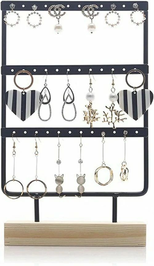 　　　 -------商品詳細------- 【大容量のジュエリースタンド】アクセサリースタンドは大容量を備え、独立した収納引き出しボックスを増やします。 【実用性持つ人気 ピアススタンド】スタンド式ジュエリー収納なので、取り扱いにも超便利です。お気に入りのジュエリー、リング、ピアス、イヤリング、ネックレスなどの保管やディスプレイに最適です。 【高品質素材&amp;幅広い場所適用】アクセサリースタンドは高品質な鉄と木材を使用し、防錆性、耐摩耗性が優れて長い時間を使用できます。化粧台、寝室、リビングに置くことができます。 【女性への贈り物に最適】 功能性とインテリア性を兼ね備えたデザインで、女性への贈り物としても喜ばれます。 【収納力抜群&amp;分類整理】多機能のジュエリー収納でネックレス、ピアス、リング、宝石、時計、イヤリングなど、あらゆる種類のジュエリーを分類して整理できます。日常生活で必要なアクセサリーを収納することができます。説明 【ご来店ありがとうございます】 ・適用対象：女性/レディース/女の子 【商品について】 お気に入りのアクセサリーをディスプレイ感覚で収納できます。 アクセサリーをディスプレイ感覚で飾りながら、使い勝手が良く、快適な使い心地を提供します。 高品質な天然木を使用し、独自の風合いと温かみを提供。美しさと耐久性が調和し、お部屋に自然で上質な雰囲気を演出します。 【ご注意】 ※ハンガープレートに四角い凹凸が数か所ついていますが生産上必要な跡でキズではありません。ご了承ください。 ※アクセサリーのサイズや形状によっては収納できないものもあります。