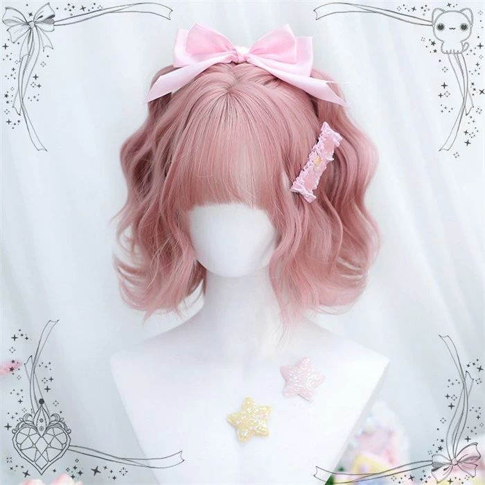 類似商品はこちら ＊.*?フルウィッグ ショート レディース ハロウィン2,720円フルウィッグ ショート レディース ハロウィン5,160円フルウィッグ ショート レディース ハロウィン5,630円フルウィッグ ショート レディース ハロウィン4,980円フルウィッグ ショート レディース ハロウィン5,970円フルウィッグ ショート レディース ハロウィン5,480円 セット内容&nbsp;?.*? ウィッグ/ヘアネット【※こちらの商品は、個人差等ございますので、商品ご到着後、お客様ご自身より手くしやカット等多少の調節が必要な場合もございます。】「記載のないアクセサリー　小物等は付属しません」 素材&nbsp;?.*? 高温耐熱ファイバー カラー&nbsp;?.*? ピンク サイズ (cm)&nbsp;?.*? 長さ：約35cm※表記寸法と実寸値の多少の誤差はご容赦ください。 よくある質問 Happysunny&nbsp;?.*? Q1. 写真のような前髪の形や全体のシルエットは、実物でも再現されていますでしょうか？? 商品ページのスタイルに近い形でお届けしております。ぱっつん前髪やふんわりしたシルエットも写真に近い仕上がりですのでご安心ください。by HappysunnyQ2. ハロウィンや学園祭など長時間のイベントでも、形が崩れにくいでしょうか？? イベント使用を想定した作りになっており、全体のフォルムが保たれやすく、長時間の着用でも大きく崩れにくい仕様です。by HappysunnyQ3. コスプレ初心者でも簡単に着用できるウィッグでしょうか？? かぶるだけでスタイルが整いやすい設計のため、初めての方でもスムーズに装着でき、自然な印象でご使用いただけます。by Happysunny模倣品・コピー商品を扱うお店が増えています。ご注文のショップ名と、画像や商品説明にあるショップ名が同一かご確認の上ご注文ください。 送料&nbsp;?.*? ★1点 880円(北海道・九州・沖縄・離島除く)商品を複数ご注文の場合の送料は、下記の表を参照してください。 ※SALE品など、他商品との同梱発送不可の商品と合わせてご購入の場合、送料の計算が異なりますのでご注意ください。 注意事項&nbsp;?.*? ●ページの閲覧環境によって、掲載写真と実際の商品の色合いが異なる場合があります。 ●モデルに小物を使う場合がございますが、商品に含まれませんので、セット内容をご確認ください。●製造過程・出荷過程の間に出来た細かなキズ・ヨゴレなどある場合がございます。細かい部分まで気になさる方は、ご購入をご遠慮ください。 ●商品の仕様は、製造元の都合により予告なく変更や突然の欠品等で商品手配の遅れや手配ができない場合がございます。 ●お届けした商品に不備がございましたら、お届け後5日以内にご連絡ください。早急に対応させていただきます。なお期日を過ぎた場合はお受け致しかねます。 ●土日祝祭日のご注文およびお問い合わせへの弊社からのご連絡は、翌営業日となります。 ●海外製品のため、詳細タグなし。 ●配送の関係上、ラッピング対応は受け付けておりません。 &nbsp;&nbsp;会社・学校・団体でご購入のお客様 発送の際、ご担当者様のお名前（フルネーム）が必要となります。 登録情報のお名前を、会社名や団体名のみでご登録されている場合、ご登録名をご担当者様のお名前にご変更していただくか、【備考欄】にフルネームでご記入願います。 【納品書や領収書につきまして】 当店では個人情報保護及び環境保全の為ペーパーレス化に取り組んでおりますので、お届けのお荷物に納品書（お買上明細書）は同封しておりません。ご了承くださいませ。 ご希望の場合、ご注文時【備考欄】にご記入願います。PDFファイルをメールにて添付いたします。 &nbsp;&nbsp;返品・交換・キャンセルについて サイズ間違い・イメージ違いなど、お客様都合によるキャンセルやご交換は原則として承っておりません。返品ルールに関しましては、リンク先ページをご覧の上、お気軽にお問い合わせください。 SIMILAR COLOR ピンク類似商品はこちら ＊.*?フルウィッグ ショート レディース ハロウィン2,720円フルウィッグ ショート レディース ハロウィン5,160円フルウィッグ ショート レディース ハロウィン5,630円フルウィッグ ショート レディース ハロウィン4,980円フルウィッグ ショート レディース ハロウィン5,970円フルウィッグ ショート レディース ハロウィン5,480円 セット内容&nbsp;?.*? ウィッグ/ヘアネット【※こちらの商品は、個人差等ございますので、商品ご到着後、お客様ご自身より手くしやカット等多少の調節が必要な場合もございます。】「記載のないアクセサリー　小物等は付属しません」 素材&nbsp;?.*? 高温耐熱ファイバー カラー&nbsp;?.*? ピンク サイズ (cm)&nbsp;?.*? 長さ：約35cm※表記寸法と実寸値の多少の誤差はご容赦ください。 よくある質問 Happysunny&nbsp;?.*? Q1. 写真のような前髪の形や全体のシルエットは、実物でも再現されていますでしょうか？? 商品ページのスタイルに近い形でお届けしております。ぱっつん前髪やふんわりしたシルエットも写真に近い仕上がりですのでご安心ください。by HappysunnyQ2. ハロウィンや学園祭など長時間のイベントでも、形が崩れにくいでしょうか？? イベント使用を想定した作りになっており、全体のフォルムが保たれやすく、長時間の着用でも大きく崩れにくい仕様です。by HappysunnyQ3. コスプレ初心者でも簡単に着用できるウィッグでしょうか？? かぶるだけでスタイルが整いやすい設計のため、初めての方でもスムーズに装着でき、自然な印象でご使用いただけます。by Happysunny模倣品・コピー商品を扱うお店が増えています。ご注文のショップ名と、画像や商品説明にあるショップ名が同一かご確認の上ご注文ください。 送料&nbsp;?.*? ★1点 880円(北海道・九州・沖縄・離島除く)商品を複数ご注文の場合の送料は、下記の表を参照してください。 ※SALE品など、他商品との同梱発送不可の商品と合わせてご購入の場合、送料の計算が異なりますのでご注意ください。 注意事項&nbsp;?.*? ●ページの閲覧環境によって、掲載写真と実際の商品の色合いが異なる場合があります。 ●モデルに小物を使う場合がございますが、商品に含まれませんので、セット内容をご確認ください。●製造過程・出荷過程の間に出来た細かなキズ・ヨゴレなどある場合がございます。細かい部分まで気になさる方は、ご購入をご遠慮ください。 ●商品の仕様は、製造元の都合により予告なく変更や突然の欠品等で商品手配の遅れや手配ができない場合がございます。 ●お届けした商品に不備がございましたら、お届け後5日以内にご連絡ください。早急に対応させていただきます。なお期日を過ぎた場合はお受け致しかねます。 ●土日祝祭日のご注文およびお問い合わせへの弊社からのご連絡は、翌営業日となります。 ●海外製品のため、詳細タグなし。 ●配送の関係上、ラッピング対応は受け付けておりません。 &nbsp;&nbsp;会社・学校・団体でご購入のお客様 発送の際、ご担当者様のお名前（フルネーム）が必要となります。 登録情報のお名前を、会社名や団体名のみでご登録されている場合、ご登録名をご担当者様のお名前にご変更していただくか、【備考欄】にフルネームでご記入願います。 【納品書や領収書につきまして】 当店では個人情報保護及び環境保全の為ペーパーレス化に取り組んでおりますので、お届けのお荷物に納品書（お買上明細書）は同封しておりません。ご了承くださいませ。 ご希望の場合、ご注文時【備考欄】にご記入願います。PDFファイルをメールにて添付いたします。 &nbsp;&nbsp;返品・交換・キャンセルについて サイズ間違い・イメージ違いなど、お客様都合によるキャンセルやご交換は原則として承っておりません。返品ルールに関しましては、リンク先ページをご覧の上、お気軽にお問い合わせください。 SIMILAR COLOR ピンク