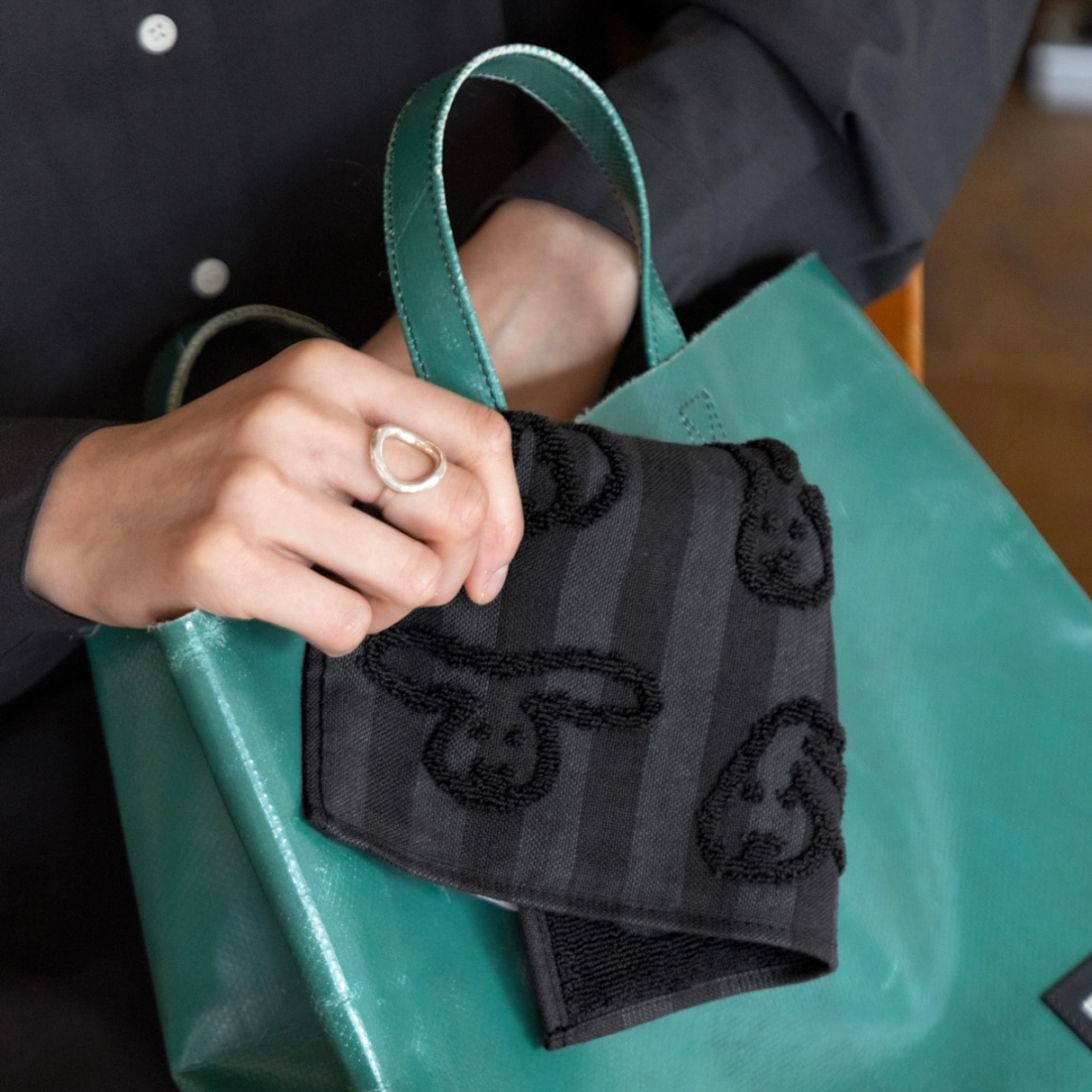 WARMGREYTAIL 韓国ブランド　ウォームグレーテイル　Bunny Bunny ハンドクロス - Blackのサムネイル