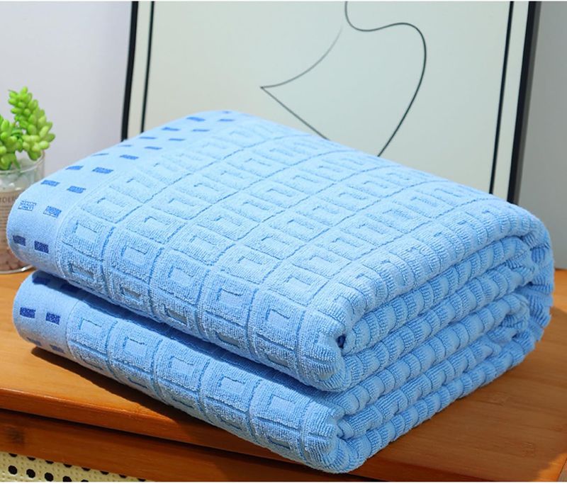 　　　 ◆◇◆売れている秘密◆◇◆ 【素材】ポリエステル【サイズ】1枚の毛布：150*200cm200*230cm◆両面にも使えるタイプ、ふわふわで滑らかな肌触りです。オールシーズン快適に使えるアイテムです。多色選べる：カラー豊かで、自分の好みや部屋の雰囲気によりお気になるカラーを選べいただけます。 ◆スーパー柔らかな肌触り、ふわふわ暖かい◆毛布は高密度フランネルマイクロファイバー生地を採用。キメ細やかな繊維が、ふわふわで柔らかな肌触りで体を優しく包み込みます。滑らかさと柔軟さを実感させるために、両面には巧みに起毛させました。薄くてもあったかいのは、繊維の密度が高いから。あたたかい空気の層が生まれ、しっかりキープしてくれます。 ◆夏の冷房対策、インテリア性と機能性の両立◆ブランケットは寝具としてはもちろん、ソファでくつろぐ時や夏用の冷房対策の膝掛けとしてオフィスでの使用など、さまざまなシーンで活躍します。おしゃれな柄・鮮やかな色彩あるブランケットがお部屋のインテリアアイテムにもなり、ありふれた毎日のささやかな癒しになります。 ◆家庭で洗濯可、丈夫さを長持ち◆より乾きやすく、これはとっても便利！さらに、薄手で軽量なので、一般的な毛布より乾きやすく、洗いやすい。思い立った時にさっと洗うことができて、衛生的。綿やアクリルより速乾性が高いポリエステル素材なので、長くキレイにお使い頂けます。 ◆多機能・汎用性・様々な用途毛布◆お昼寝・ソファー・保育園・冷房・プレゼントなどでもおすすめ（春・秋・夏）。普通なブランケット、毛布、ひざ掛け、敷き毛布、掛け毛布としてご使用だけてはなく、軽いから持ち運びやお出かけにも便利で、オフィスで昼寝毛布として、旅行やキャンプや車内用毛布、またキャンプなどのアウトドア活動においても活用いただけます。 　　　◆◇◆注意事項◆◇◆ご覧のモニターの環境、撮影環境により実物と色味が異なって見える場合がございます。湿った状態で他のものと擦り合わせると色が移る恐れがあります。濃色品の洗濯時は、白色、淡色と分けて洗ってください。説明 【素材】ポリエステル【サイズ】1枚の毛布：150*200cm200*230cm◇▼◇ご来店ありがとうございます！◇▲◇★柔らかくて軽くて薄くて暖かくて、色が可愛くて美しい毛布/ブランケット！★【オススメポイント】：◆極細なポリエステル繊維、とろけるような触り心地しっとり柔らかい繊細な毛に、なめらかな肌ざわり。◆フワフワ・ぬくぬくの着心地で、通気性も良い。室内での防寒・冷え対策に活躍します。◆軽いので、保管もしやすいし、お持ち運びも便利です。◆静電気抑制：室内で衣装と毛布の摩擦によって静電気生じる場合があります。あの嫌なパチパチを少しでも軽減できるように、もうふは「静電気防止」を加工しました。◆用途様々：夏は冷風対策に、冬は足元の冷え対策に一枚で大活躍してくれます。しっとりなめらかなマイクロファイバーの超極細繊維が「エアコン」の冷気や風からやさしくお肌を守ってくれます。★想像以上の柔らかさと軽量、夏でも使える毛布うすいフリースブランケットです！★【高品質】[手触り]高品質な毛布なので、肌に優しくて暖かいです。軽く薄いので椅子の背もたれに掛けていても問題ないです。車内と会社にピッタリだと思います。洗った後も柔らかさが持続している良い品物です。【ギフトや贈り物に】兄弟・姉妹などのご親戚やお友達の結婚祝い、出産祝い、新築祝い、新居への引っ越し祝いのプレゼントとして、また内祝いの品としてもおすすめです。【一人暮らしをプチ贅沢仕様に】大学生や社会人の新生活や単身赴任のワンルームなど1人暮らしにもピッタリなおしゃれブランケットはソファーカバーやひとり用の敷き物替わりにしてもOKです。洗濯方式☆丸洗いと乾燥することができて、手入れがやすいです。☆単独で洗濯したり、生地や色に似たものを冷水でやさしく洗い、低温で乾燥します。☆漂白やアイロンをかけないでください。注意事項☆写真の商品の色調はご使用のモニターの機種や設定、使用環境により実際の商品と色合いが違って見える場合があります。上記情報予めご了承ください。【キーワード検索】フランネルブランケット毛布薄手吸湿発熱厚手オールシーズン対応両面とも使える静電気防止暖かいマイクロファイバー丸洗い可能無地ふわふわ掛け毛布膝かけあったか北欧冬洗えるシングルもうふ大判おしゃれかわいい軽量中綿入り柔らかポリエステルひざ掛け膝掛け洗濯可能丸洗い秋リビング寝室車お昼寝寝具ポリエステルケット軽い花柄敷きパッド夏用毛布通年使用快適超極細繊維肌触り冷房対策通年使用ベッド冬用静電防止安眠寝具コンパクト洗濯OK子供用大人用ソフト