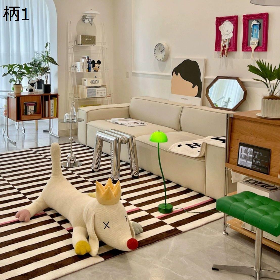 　　　 ◆◇◆人気の秘密◆◇◆ 　　　◆◇◆注意事項◆◇◆ご覧のモニターの環境、撮影環境により実物と色味が異なって見える場合がございます。湿った状態で他のものと擦り合わせると色が移る恐れがあります。濃色品の洗濯時は、白色、淡色と分けて洗ってください。説明 ご来店ありがとうございます 【商品について】 【機能】デコレーション、滑り止め、防音、吸水、保温、抗菌除臭、防ダニ、オールシーズン対応。 【滑り止め】マットの裏面に滑り止めのデザインを採用して作られて、マットのズレを効果的に防止します。 【適用】フロアマット、屋内、階段、室内、客間、ホール、ベッドルーム、リビングルーム、ベッドサイド、ソファーサイド、バルコニー等、様々な使い道がございます。 【お手入れ】 1.塩素系漂白剤は色落ちの原因になりますので使用しないでください。 2.保管する場合には高温多湿の場所をお避けください。 3.手洗い可能、洗濯機を使用して丸洗い可能です。お洗濯の際はマットの破損を防ぐ為必ず洗濯ネットに入れてお願いします。 4.汚れたときは薄めた中性洗剤で手洗いしてください。日光等に直接当てずに風通しの良い場所で陰干ししてください。 【ご注意】 1.折り畳みでのお届けです。開梱時は折りジワがございますが製品不良ではございません。時間の経過により徐々に薄れていきます。気になる場合はスチームアイロンの蒸気を当てることにより馴染ませる事が出来ます。 2.ラグマットの寸法につきまして、表示サイズと製品の誤差+3％〜-3％は、判断基準の許容範囲内とされておりますのでご了承ください。 3.密閉梱包状態の為、においがこもっておりますが、時間が経つにつれてにおいは減少します。気になる時は数日陰干しか、消臭スプレーをお試しください。 4.画像と実物のカラーにつきましては、撮影時の光加減やお客様のブラウザによって、実際のイメージと若干異なる場合もあります。ご了承ください。