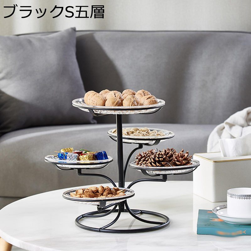 　　　 ◆◇◆人気の秘密◆◇◆ 高品質：高-品質の鉄材料防水と防湿、ヨーロッパスタイルのレトロなスタイル、シンプルで美しい。食品に安全かつ鉛フリーです。ボトムブラケットをスライドに設計され、安定したと非スライディングである。 【5段スタンド】: この段式サービングスタンドは、スナック、前菜、ケーキ、おやつなどを共有して展示するのが好きな現代の家庭やキッチン向けです。 使用しないときは解体して持ち運びも可能です。また組み立ても簡単ですのですぐご利用いただけます。ケーキスタンド トレイ 5段 お菓子皿 デザートスタンド おしゃれ フルーツスタンド ケーキトレイ 格式張らず自由な使い方ももちろんOK。ホームパーティーで使えば様々なアイテムが1つにデコレーションできるので、狭いスペースも有効活用できて便利です。 交換用のゴールドの支柱1本もセットでお届けします。 【多機能】多機能ディスプレイで、カップケーキスタンド、ティアードフルーツスタンド、コーヒーステーションオーガナイザー、または豪華な素朴なキッチンや浴室のトレイとして使用できます。 　　　◆◇◆注意事項◆◇◆ご覧のモニターの環境、撮影環境により実物と色味が異なって見える場合がございます。湿った状態で他のものと擦り合わせると色が移る恐れがあります。濃色品の洗濯時は、白色、淡色と分けて洗ってください。説明 ようこそいらっしゃいませ ??ケーキスタンドは主に優れた金属素材で作られており、強くて耐久性があります。 ?美しいケーキスタンドは、特別な視覚的な楽しみでお客様を感動させるために食べ物のプレートを見せます。それは優雅に見え、テーブルかパーティーを飾ることができます。 ??ケーキをのせるだけで上品でおしゃれに演出。普段使いからホームパーティーまで幅広く使えます。 ?果物、野菜、デザート、パン、お菓子、スナックなどを置くのに使用できます。リング、ネックレス、イヤリングなどのアクセサリーのカウンター 表示に使用できます。 [注意] ??初めて使用する前に、水または洗剤でプレートの表面を洗うことを勧めします。 ??手作業による測定のため、わずかな誤差が生じる場合がありますが、製品の使用に影響はありません。ご質問がありましたら、いつでもメールでお問い合わせください。