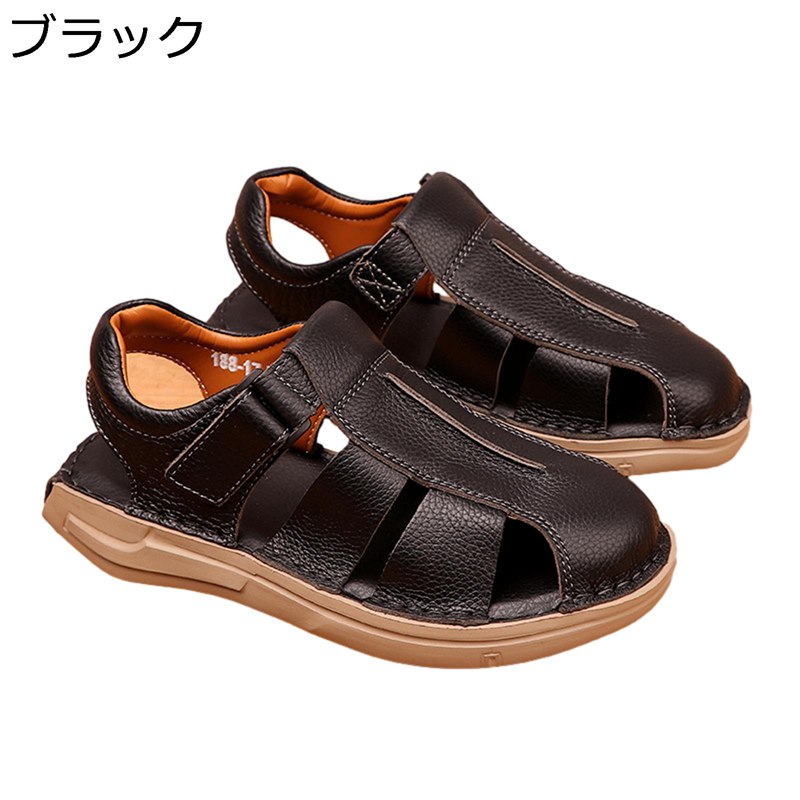 　　　 ◆◇◆人気の秘密◆◇◆ 【大人の男性にはレザーサンダルが人気】メイン素材に本革を使ったメンズスポーツサンダルには、重厚さと存在感があります！優良品質の牛革を精選して、革は柔らかくて質感も良くと同時に通気性が抜群、例え長時間歩くと蒸し暑い感もありません。 【マジックテープ仕様】脱ぎ履きがとても便利で、なのにしっかり固定されるので歩行時や活動時に脱げるなどの心配もありません。 【つま先の保護設計】つま先の部分はレザー材質に包まれた、不注意で障害物にぶつかる時あるいは転んだ時、キチンと衝撃を吸収する同時に、つま先部分もしっかりと保護されています、つま先怪我するかどうかの心配もないです。 【滑り止め】ソールが耐久性あり、素肌を優しく包んでくれるだけでなく、適度なフィット感とサポート感があります。足に優しいゴム底が凹凸仕様で滑りにくい、機能性ミッドソールで歩き時の衝撃を緩和します。 【適用場合】軽量で水陸両用のメンズスポーツサンダルです。十分に柔軟で、曲がりやすいですから、ビジネスシーンから外遊びまでにもご利用いただきます。アウトドアに最適、春夏履いてもいいですよ！ 　　　◆◇◆注意事項◆◇◆ご覧のモニターの環境、撮影環境により実物と色味が異なって見える場合がございます。湿った状態で他のものと擦り合わせると色が移る恐れがあります。濃色品の洗濯時は、白色、淡色と分けて洗ってください。説明 表地素材：牛革 ソール素材：ラバー 適用対象：男性/メンズ 【参考サイズ】 23.5 cm=EU37 24.0 cm=EU38 24.5 cm=EU39 25.0 cm=EU40 25.5 cm=EU41 26.0 cm=EU42 26.5 cm=EU43 27.0 cm=EU44 27.5 cm=EU45 28.0 cm=EU46 28.5 cm=EU47 29.0 cm=EU48 ご注意： サイズにつきましては若干の誤差が生じる場合がございます。足の形は人によって個人差があるため、サイズ感はあくまで目安としてお考え下さい。 ★甲高や幅広の方は普段よりワンサイズ（0.5cm）UPをお選ぶ事をオススメ致します。 商品はお手に届いた後に、若干匂いがある場合があります。革や接着剤の匂いですので、通気がいいところに数日に置いたら、匂いがだんだん薄くなります。匂いに敏感な方は消臭スプレーのご利用をおすすめます。 掲載の商品写真は、モニターによって多少色合いや質感に誤差がありますので、実際のカラーと異なる場合がございます。