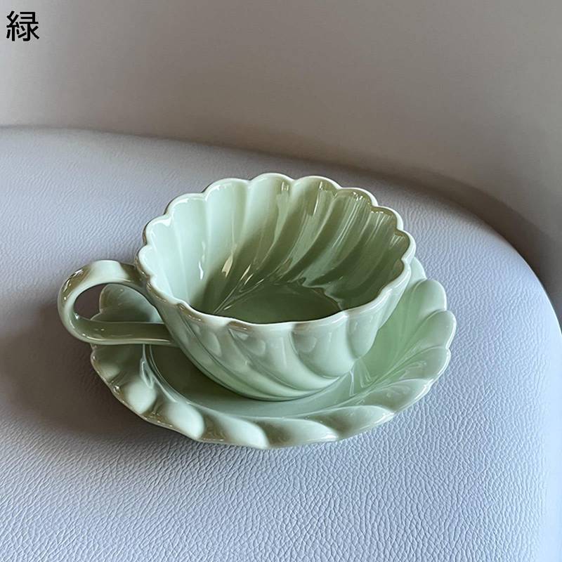 　　　 ◆◇◆人気の秘密◆◇◆ ?サイズ：カップの直径約7.5cm、高さ約8cm、容量250cc；ソーサーの直径約15.5cm ?材質：高品質の鉛フリーセラミック製。 ?お手入れも簡単で、水洗いも可能です。 水ですすぎ、乾かすだけで、元の真新しい外観に戻ります。 耐久性に優れ、長期間使用できます。 ?どこか懐かしさを感じる北欧の心地よい風を感じて、さまざまな機能、お茶、コーヒー、ジュース、朝食またはアフタヌーンティーに適した、ニーズに合わせます。 ?コーヒー、紅茶、ホットチョコレート、お気に入りの飲み物、結婚式、誕生日、父の日、新年の交換ギフトに最適です。 　　　◆◇◆注意事項◆◇◆ご覧のモニターの環境、撮影環境により実物と色味が異なって見える場合がございます。湿った状態で他のものと擦り合わせると色が移る恐れがあります。濃色品の洗濯時は、白色、淡色と分けて洗ってください。説明 ?ご来店いただきありがとうございます。? うちの商品をご覧になる際に、以下のことを説明させていただきます。 ★「商品紹介」 ?サイズ：カップの直径約7.5cm、高さ約8cm、容量250cc；ソーサーの直径約15.5cm ?高品質セラミック素材を使用し、安全、耐久性に優れています。 安心してお使いいただけます。 ?高度に洗練さと非スリップ、カップは安定したテーブルの上に。 ?年齢や性別を問わない上品な色とデザインなので、ブライダルはもちろんギフトにもおもてなしにも喜ばれるシリーズです。 ?完璧な贈り物の選択：新築祝い、結婚式のパーティー、家族の集まり、母の日、父の日、クリスマス、新年の間の友人や家族へのまともな贈り物は素晴らしい選択です。 ▲注意 ?セラミック製品には小さなガス穴や黒い斑点が存在する場合があります、欠陥現象は微小で、使用に影響を与えません。予めご了承ください。 ?商品の品質には万全を期待しておりますが、万が一、不良、破損、誤納品などがございましたら、お知らせ下さい、対応させていただきます。 ??本店は他の種類の豊富のカップがあります！よろしければご覧下さい！?
