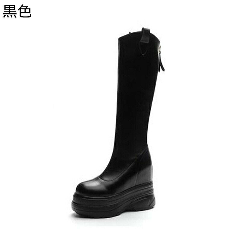 　　　 ◆◇◆人気の秘密◆◇◆ 【ウェッジ】11cmのヒール高は少し高い印象もありますが、全体が厚底で高低差が少ないので、ヒールが苦手な方や普段履か慣れていない方にもおすすめです。歩きやすい 厚底（前厚ストーム付き）だから 歩きやすくて疲れにくい！ 【ファスナー付き】サイドジッパーが付いているから、脱ぎ履き簡単！ファスナーをおろして履いてサッとお出かけできる楽ちんブーツ。楽に脱ぎ履きできます。弾力もあるので歩行時の足への衝撃を緩和します。 【シーン】幅広くて履きやすいです。足のラインに沿って美脚効果も期待できます。　トレンドに左右されない、ベーシックなブーティーです。 通勤・通学などのデイリーユースは勿論、デートやおでかけにもオススメです。　凹凸のあるアウトソールはグリップ力が高く、安定した歩行をサポート。雨や雪などのあらゆる環境でも安心して歩行できる。 【ロングブーツ＆コーデ】筒丈が長いから暖かい 長めの筒丈はひざ下全体をカバーしてくれるので、足元が温かいです。これで寒い日の冷え対策はバッチリ！ 冬のレジャーやおでかけに、このロング丈のブーツは手放せません♪ 【滑り止め】アウトソールは耐磨耗性素材を使用され、靴底はつるつる滑らないので、快適歩行を実現し、雨や雪などの濡れた地面での歩行をサポートして安心で歩行できる。 　　　◆◇◆注意事項◆◇◆ご覧のモニターの環境、撮影環境により実物と色味が異なって見える場合がございます。湿った状態で他のものと擦り合わせると色が移る恐れがあります。濃色品の洗濯時は、白色、淡色と分けて洗ってください。説明 ・　　★サイズ★ ・　　　21.0cm＝32（EUR）　21.5cm＝33（EUR）　23.0cm＝34（EUR） ・　　　22.5cm＝35（EUR）　23.0cm＝36（EUR）　23.5cm＝37（EUR） ・　　　24.0cm＝38（EUR）　24.5cm＝39（EUR）　25.0cm＝40（EUR） ・　　　25.5cm＝41（EUR）　26.0cm＝42（EUR）　26.5cm＝43（EUR） ・　　　27.0cm＝44（EUR）　27.5cm＝45（EUR）　28.0cm＝46（EUR） ・　　★商品について★ ・　　　たくさん歩く日にも、気軽に使えるレディースブーツ。秋冬を楽しみしましょう！ ・　　　ナチュラルな雰囲気満点のレザーを使用。まんべんなく甲を覆うラインは素足にぴったり ・　　　つま先のほどよい丸みをデザインして、長時間着用しても疲れにくい、カッコ可愛い、女っぶりが良くとにかく美脚効果が抜群です ・　　　柔らかいインソールと屈曲性の高いラバーソールで、たくさん歩いても足が痛くならない＆疲れにくい ・　　　秋冬春場合：普段にはもちろん、レディースデート、二次会、入学式、卒業式、出勤、通学、お出かけ、旅行、女子会、飲み会、ビジネス、フォーマル、パーティーにも最適 ・　　　シンプルなデザインなのでカジュアル系やきれいめコーデなどどんなコーディネートにも合わせやすいのが嬉しいポイント、スキニーパンツやデニムジーパン ・　　　 ショートパンツやスカート、ワンピースなどどんなボトムスとも相性抜群 ・　　★ポイント★ ・　　　◎ロングブーツ　◎ブーティー　◎エンジニアブーツ　◎歩きやすい　◎履きやすい　◎レトロ ・　　　◎ジョッキーブーツ　◎レディース　◎大きいサイズ ◎デート トラベル ◎美脚　◎通学 通勤 ・　　★ご注意★ ・　　　◎◎サイズに迷われた場合、足の幅や甲の高さも考慮してサイズをお選びください。 ・　　　◎◎お使いのモニター、PC環境等により色の再現性が異なる場合がございますので、ご了承下さい。