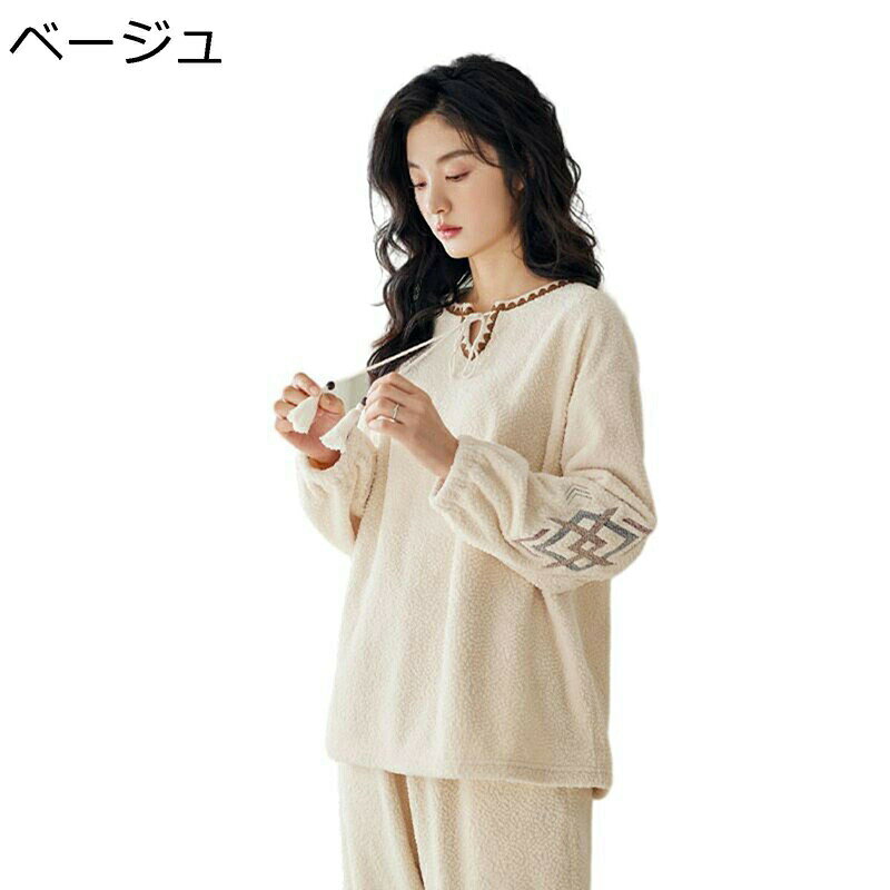　　　 ◆◇◆人気の秘密◆◇◆ 【フランネルパジャマ】やみつきになるふわふわな肌触りの両面起毛フランネルパジャマです。やわらかい起毛仕上げの生地はふんわりなめらかで保湿性があり軽くて着心地も抜群！フランネルだから、なめらかな肌触りで、空気を含むから毛布のように暖かいフワフワです。 【セット内容】2点セットパジャマです。寒い時低い温度にピッタリ、秋冬に適用している。家ではパジャマにとして、外出の時カジュアルにしてもいい。 【脱着便利】トップスはプルーオーバーで、着脱しやすいです。伸縮性のあるウエストゴムで、締め付けず快適な穿き心地です。大きめのポケット付きで、小物の収納も便利です。この秋冬に大活躍するおしゃれなパジャマはルームウェア、部屋着としてはもちろん、ホテル、旅行、入院、産後にも便利です。 【静電気が起きにくい】冬の嫌なパチパチを少しでも軽減できるように静電気が起きにくくなる工夫がいっぱい。保温・通気性に優れており、汗をかいてもサラっとして快適です。 【着やすいルームウェア】装飾は一切なし、シンプルな開襟デザイン、寝返りの邪魔になるものを一切ないです。寝返りしやすいことで、血液循環をよくしたり、睡眠中の刺激によるストレスを減らすことができます。 　　　◆◇◆注意事項◆◇◆ご覧のモニターの環境、撮影環境により実物と色味が異なって見える場合がございます。湿った状態で他のものと擦り合わせると色が移る恐れがあります。濃色品の洗濯時は、白色、淡色と分けて洗ってください。説明 ＿＿＿＿＿＿＿＿?商品について?＿＿＿＿＿＿＿＿ ★サイズ（cm）： 目安なサイズは画像までご参考ください。 ?適用場合：秋冬に大活躍パジャマです！ 就寝時のパジャマ、ルームウェア、ナイトウェア、寝間着、部屋着やパジャマパーティにも最適。 お家でゆっくり過ごしたいリラックスタイムにピッタリの一着です。部屋着だけではなく、旅行、出張、お泊り、合宿など様々なシーンに適用できます。 ?素材：肌に優しい、アトピーや乾燥肌など、肌が敏感な人にもオススメです。 ?ルームウェア：毎晩寝る時、柔らかい暖かい服を着て眠りたいです。ゆったりとしたパジャマがベストです。 肌触りがとても柔らかく、ベッドの上でどんなに転げ回ってもリラックスできます。外出しなくても楽な服が着たくなるので、パジャマがベストです。 ?プレゼント：彼女、奥様、お母様、お友達への贈り物としてきっと喜ばれるでしょう。 誕生日、記念日、クリスマス、母の日などの祝日に是非ご利用をください。 ふんわりソフトな肌触りと軽い着心地はお風呂上がりにも気持ちがいいです。 ☆ご注意： ☆洗濯:手洗いや洗濯機をご使用OK。お洗濯するほど柔らかさが増して心地よい肌ざわりに。 ☆もし商品が届いてから、商品自体に不具合であった場合は、弊社にご連絡いただければ迅速に対応いたします。 ☆本制品のサイズは手作業で測定しておりますので、1 ~ 3cmの誤差があるかもしれない。 検索キーワード： レディース メンズ 綿100 長袖 tタイプ パンダ柄 ストライプ 吸汗 通気 ルームウェア 大きいサイズ 柔らかい 上下セット 春夏秋向き素材 ナイトウェア ペア m-xxxl レッド ブラック 綿パジャマ 春 夏 秋 葉柄 vネック おそろい 部屋着 男女セット 寝間着 イエロー ブルー ギフト 2着セット 雲柄 春秋向き ペアルック 無地 おしゃれ ピンク 綿 英語柄 ゆったり 快適 寝巻き 綿ペアパジャマ 便利服 結婚祝い 折りえり インナー 動物 オフホワイト ペアパジャマ 春夏秋向き チェック柄 ポケット付き 肌に優しい 敏感肌 カートゥーン 着やすい s-xxl