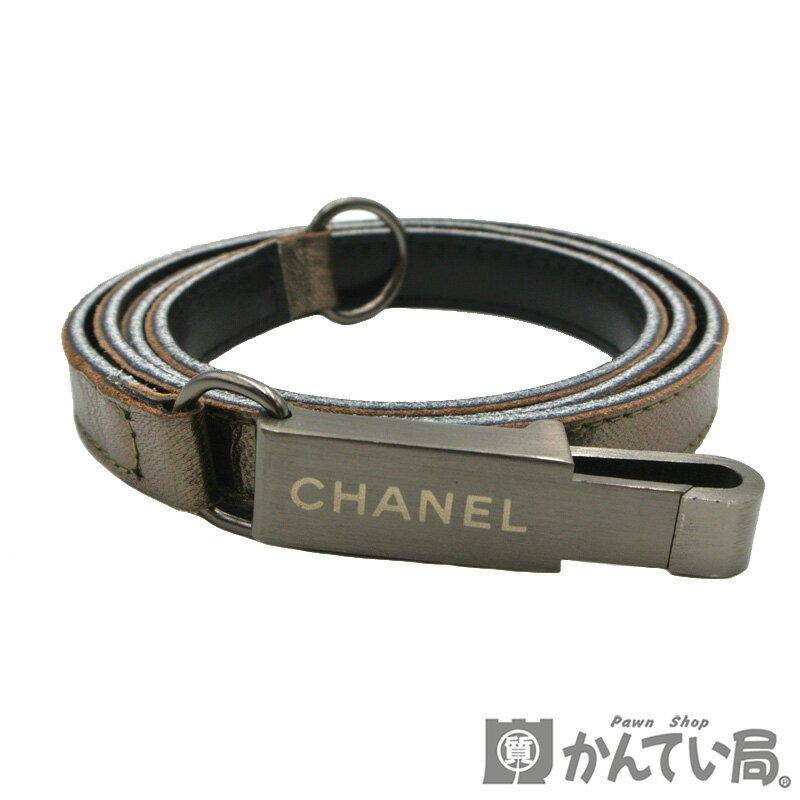 商 品情報 管理番号 240003011872 ブランド名 CHANEL【シャネル】 商品名 CHANEL【シャネル】ベルト CHANELロゴ ブロンズ メタリックブラウン レザー レディース【中古】USED-AB【質屋かんてい局名古屋西店】 仕様 ベルト 素材 レザー/金具 カラー ブロンズ/メタリックブラウン サイズ 全長：80cm ベルト幅：約1cm バックル幅：1.5cm 付属品 なし 商品詳細 ■CHANEL【シャネル】より、ベルト入荷いたしました。 ■使用感ございますが、大きなダメージはなく比較的綺麗な状態です。 ☆この機会に是非☆ ※詳しくは画像にてご参考ください。 ランク USED-AB 注意事項 ※中古品の為、返品対応は受け付けておりません。 ※弊社では店頭販売も行っているため、出品を取り消しさせていただく場合がございます。 ※商品の状態は写真でもご確認下さい。 ※使用に伴う傷が見受けられるお品物になります。予めご了承下さい。 ※写真には目立つ箇所、また一番状態の悪い箇所を優先的に掲載しております。 ※取り扱いには細心の注意を払っておりますが、店頭でも販売中の為多少の小傷等はご了承下さい。 こちらの商品に関する問合先 質屋 かんてい局名古屋西店 TEL:052-583-0055 営業時間：平日 10:30〜19:00（水曜定休） &nbsp; 商 品の状態について NEW 新品 USED-SS 展示品等で一度も使用されていない商品　未使用品 USED-S ほぼ新品に近いが若干使用感がある商品　特上品 USED-SA 使用感が極めて少ない美品 メンテナンス済みの商品 USED-A 多少の小傷はあるが,かなり程度の良い商品 USED-AB Aランクの中でも比較的使用感がある商品 USED-B ある程度の使用感が見られる商品 USED-BC Bランクの中でも使用感、傷がみられる商品 USED C かなりの使用感、大きな傷、汚れが多く見られる商品 ※程度の目安はあくまでも当店の基準 となります。 ※他店様とは同一の基準ではございませんのでご理解ください。