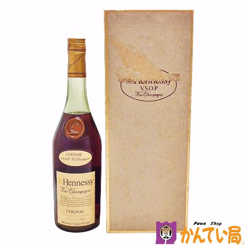 商品情報 管理番号 B24-979 商品名 Hennessy V.S.O.P Fine Champagne ヘネシー V.S.O.P フィーヌシャンパーニュ グリーンボトル 内容量 700ml アルコール度数 40% 原産国 フランス 付属品 箱（汚れ） 商品詳細 ボトルキャップに液漏れ跡が見受けられます。 あくまで二次流通品ですので完璧な状態を望まれる方はご購入をお控えください。 ※こちらは同時に店頭にて販売している商品の為細かな傷や汚れ、使用感など感じられる場合が御座います。予めご了承下さいませ。 ランク 未開栓 注意事項 ※長期保管によるボトルのキズ・汚れ・液漏れ・ラベルの傷み・目減り・オリなどが ある場合がございます。 ※未開封の為、コルクの状態や中身（風味）等保証出来かねます。 ※未成年者への酒類の販売は固くお断りしています。 ※購入の際には生年月日をご提示頂けますよう宜しくお願い申しあげます。 ※細かく状態を気にされる方、神経質な方は注文をご遠慮願います。 ※1点モノとなっておりますので、いかなる場合も返品・交換は承れません。 ※店頭でも販売をしているため予告なく終了をすることがあります。 ※商品の状態は写真でもご確認下さい。 ※写真には目立つ箇所、また一番状態の悪い箇所を優先的に掲載しております。 ※取り扱いには細心の注意を払っておりますが、店頭でも販売中の為多少の小傷等はご了承下さい。 こちらの商品に関する問合先 質屋かんてい局 金沢バイパス店 TEL:076-274-7810 営業時間：10:00〜19:00（火曜定休） &nbsp; &nbsp; 商品の状態について NEW 新品 未使用品 展示品等で一度も使用されていない商品　未使用品 USED-S ほぼ新品に近いが若干使用感がある商品　特上品 USED-A 多少の小傷はあるが,かなり程度の良い商品 USED-B ある程度の使用感が見られる商品 USED C かなりの使用感、大きな傷、汚れが多く見られる商品 ※程度の目安はあくまでも当店の基準となります。 ※他店様とは同一の基準ではございませんのでご理解ください。