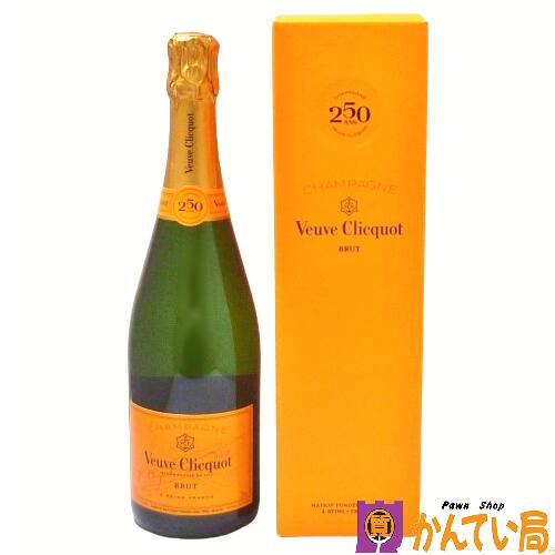 商品情報 管理番号 B24-364 商品名 Veuve Clicquot Ponsardin Yellow Label Brut ヴーヴ・クリコ・ポンサルダン イエローラベル　ブリュット 250周年記念ボトル 内容量 750ml アルコール度数 12% 原産国 フランス 品種 ピノ・ノワール ピノ・ムニエ シャルドネ 付属品 箱 商品詳細 ※あくまで二次流通品ですので完璧な状態を望まれる方はご購入をお控えください。 ※こちらは同時に店頭にて販売している商品の為細かな傷や汚れ、使用感など感じられる場合が御座います。予めご了承下さいませ。 ランク 未開栓 注意事項 ※長期保管によるボトルのキズ・汚れ・液漏れ・ラベルの傷み・目減り・オリなどが ある場合がございます。 ※未開封の為、コルクの状態や中身（風味）等保証出来かねます。 ※未成年者への酒類の販売は固くお断りしています。 ※購入の際には生年月日をご提示頂けますよう宜しくお願い申しあげます。 ※細かく状態を気にされる方、神経質な方は注文をご遠慮願います。 ※1点モノとなっておりますので、いかなる場合も返品・交換は承れません。 ※店頭でも販売をしているため予告なく終了をすることがあります。 ※商品の状態は写真でもご確認下さい。 ※写真には目立つ箇所、また一番状態の悪い箇所を優先的に掲載しております。 ※取り扱いには細心の注意を払っておりますが、店頭でも販売中の為多少の小傷等はご了承下さい。 こちらの商品に関する問合先 質屋かんてい局 金沢バイパス店 TEL:076-274-7810 営業時間：10:00〜19:00（火曜定休） &nbsp; &nbsp; 商品の状態について NEW 新品 未使用品 展示品等で一度も使用されていない商品　未使用品 USED-S ほぼ新品に近いが若干使用感がある商品　特上品 USED-A 多少の小傷はあるが,かなり程度の良い商品 USED-B ある程度の使用感が見られる商品 USED C かなりの使用感、大きな傷、汚れが多く見られる商品 ※程度の目安はあくまでも当店の基準となります。 ※他店様とは同一の基準ではございませんのでご理解ください。