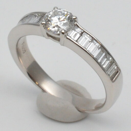 Pt900 ダイヤリング プラチナ ダイヤモンド0.51ct 0.65ct 約15号サイズ 重量約5.8g 指輪 ジュエリー アクセサリー レディース 【中古】 Pt900 ダイヤリング プラチナ ダイヤモンド0.51ct 0.65ct 約15号サイズ 重量約5.8g 指輪 ジュエリー アクセサリー レディース 【中古】