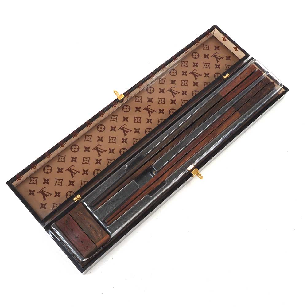 N【中古】【LOUIS VUITTON】ルイヴィトン　バゲットチョップスティックセット　25周年記念品　ノベルティ　　箸＆箸置きセット　ローズウッド製　ブラウン系　非売品　VIP限定　送料無料　特別価格　那須塩原店★3103113-8n