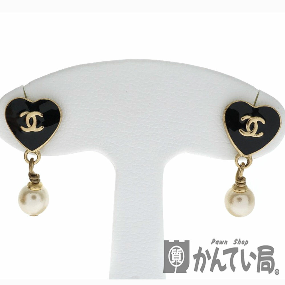 CHANEL【シャネル】A26318 フェイクパール付ハートピアス ブラック ゴールド レディース アクセサリー 【中古】USED-7 質屋 かんてい局細畑店 h2000126のサムネイル