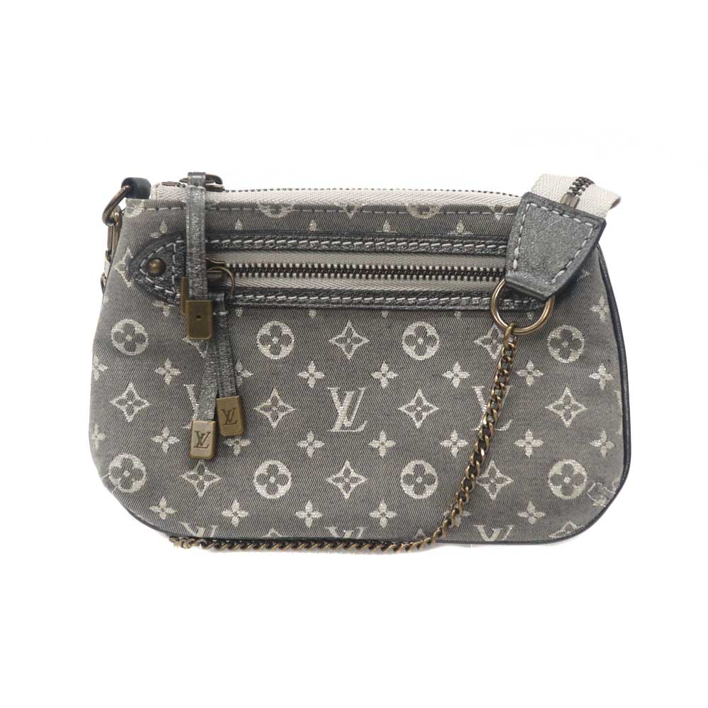 商品情報 管理番号 k24-3220 ブランド LOUIS VUITTON【ルイヴィトン】 型番 M95754 商品名 ミニポシェット・アクセソワール 素材 （ライン）モノグラム・ミニラン（カラー）プラティーヌ 仕様 ファスナー開閉式 【外側】 ファスナーポケット&times;1 シリアル SP3058 サイズ 約：W16.5&times;H11.5&times;D3cm 付属品 布袋 商品説明 LOUIS VUITTON【ルイヴィトン】「ミニポシェットアクセソワール」のご紹介です。 定番人気のライン「モノグラムミニ・ラン」のプラティーヌのカラーです。 小さなポーチで、ティッシュやカード、リップクリームなど持ち歩けます。 お探しの方はこの機会にぜひいかがでしょうか。 ※尚、当サイトの販売金額より店頭での販売金額の方をお安く設定させて頂いております。予め、ご了承下さいませ。 商品状態 ■こちらは【USED-7】のお品物です。 ■全体に若干の黄ばみ変色がございます。 ■金具に小傷が見受けられます。 ※店頭展示品のため、写真に掲載のないキズ・汚れがつく場合がございます。予めご了承ください。 状態をご確認の上、ご購入下さい。 ランク 外側：USED-6 内側：USED-7 総合：USED-7 特記事項 - 注意事項 ※即日発送は【正午（昼の12時）】迄にご注文頂いた【代引き】のご注文のみが対象となります。 その他のお支払い方法をご選択頂いた場合は、お支払いの確認が取れ次第の発送となります。 ※デジタルカメラにて撮影のため実際の商品の色・質感等が若干異なる場合があります。 ※中古商品の為、商品の状態は写真でもご確認下さい。 ※写真には目立つ箇所、また一番状態の悪い箇所を優先的に掲載しております。 ※店頭でも販売中の為多少の小傷等はご了承下さい。 ※店頭でも同時販売中の為、売り切れの際はご容赦下さい。 商品に関する問い合わせ先 かんてい局春日井店 TEL:0568-33-8555 営業時間/10:00～19:00 &nbsp; 商品の状態について NEW 新品 未使用品 未使用品 USED【10】 極めて未使用品に近い超美品　 USED【9】 メンテナンス済みの商品やほとんど使用された形跡が見られない美品 USED【8】 使用感が少ないキレイな美品 USED【7】 使用感はあるが、程度のよい良品 USED【6】 使用感があり、キズや汚れがあるが、使用上問題のない中古品 USED【5】 キズや汚れ、劣化が目立つが使用上問題のない中古品 USED【4】 使用上問題のある恐れのある難あり品 USED【3】 使用上問題のあるジャンク品 ※程度の目安はあくまでも当店の基準となります。 ※他店様とは同一の基準ではございませんのでご理解ください。