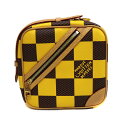 商品情報 管理番号 c24-1859 ブランド &nbsp;LOUIS VUITTON【ルイヴィトン】 型番 N40562 商品名 チェス・メッセンジャー 素材 PVC/レザー ダミエ・ポップキャンバス サイズ 横：約19cm&times;縦：約20cm&times;幅：約8cm ※実寸サイズの為多少の誤差はご了承ください※ 仕様 *ファスナー開閉式 外側：ファスナーポケット&times;1 内側：オープンポケット&times;1 シリアル RFID(ICチップ式) 付属品 ショルダーストラップ 商品説明 &nbsp;LOUIS VUITTON【ルイヴィトン】チェス・メッセンジャーのご紹介です。 ポップなダミエ柄が目を惹くショルダーバッグとなっております。 2WAYでお使いいただける便利なお品物です。 お探しの方はこの機会にぜひいかがでしょうか。 ※尚、当サイトの販売金額より店頭での販売金額の方をお安く設定させて頂いております。予め、ご了承下さいませ。 商品状態 ■ショルダーに収納時の曲がり癖があります。 ■金具に多少の小傷等がついています。 ■ハンドル端に若干の反り癖があります。 ■店頭でも販売しているため、画像にないキズ等がつく可能性がありますので予めご了承くださいませ。 ランク 外面：USED-8 内面：USED-8 【総合ランク：USED-8】 注意事項 ※即日発送は【正午（昼の12時）】迄にご注文頂いた【代引き】のご注文のみが 対象となります。 その他のお支払い方法をご選択頂いた場合は、お支払いの確認が取れ次第発送となります。※デジタルカメラにて撮影のため実際の商品の色・質感等が若干異なる場合があります。※商品の状態は写真でもご確認下さい。※写真には目立つ箇所、また一番状態の悪い箇所を優先的に掲載しております。※店頭でも販売中の為多少の小傷等はご了承下さい。 商品に関する問い合わせ先 かんてい局小牧店 TEL:0568-68-8998 営業時間/10:00～19:00 &nbsp; &nbsp; 商品の状態について NEW 新品 未使用品 未使用品 USED【10】 極めて未使用品に近い超美品 USED【9】 メンテナンス済みの商品やほとんど使用された形跡が見られない美品 USED【8】 使用感が少ないキレイな美品 USED【7】 使用感はあるが、程度のよい良品 USED【6】 使用感があり、キズや汚れがあるが、使用上問題のない中古品 USED【5】 キズや汚れ、劣化が目立つが使用上問題のない中古品 USED【4】 使用上問題のある恐れのある難あり品 USED【3】 使用上問題のあるジャンク品 ※程度の目安はあくまでも当店の基準となります。※他店様とは同一の基準ではございませんのでご理解ください。