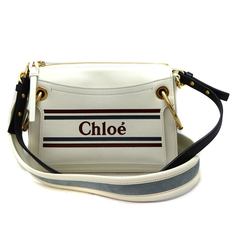 商品情報 管理番号 A25-549 ブランド Chloe【クロエ】 型番 CHC19SS134 A88 119 商品名 ロイ/ショルダーバッグ 素材 レザー カラー ホワイト系 サイズ 約：W24.5cm×H18.5cm×D7.5cm シリアル C1**** 仕様 ＊開閉：ファスナー式 ＊内側：オープンポケット×1、カードポケット×2 ＊外側：オープンポケット×1 付属品 布袋・ショルダーストラップ 商品説明 Chloe【クロエ】「ロイ/ショルダーバッグ」のご紹介です。 爽やかなホワイトカラーがお洒落なアイテムです。ちょっとしたお出かけにピッタリのサイズ感です。ぜひいかがでしょうか。 この機会にぜひいかがでしょうか。※尚、当サイトの販売金額より店頭での販売金額の方をお安く設定させて頂いております。予め、ご了承下さいませ。 商品状態 ■若干の型崩れがございます。 ■若干の角スレ、スレ、スレによる黒ずみがございます。 ■金具に傷がございます。 ランク 外面：USED-7 内面：USED-7 【総合ランク：USED-7】 注意事項 ※即日発送は【正午（昼の12時）】迄にご注文頂いた【代引き】のご注文のみが対象となります。 その他のお支払い方法をご選択頂いた場合は、お支払いの確認が取れ次第の発送となります。 ※デジタルカメラにて撮影のため実際の商品の色・質感等が若干異なる場合があります。 ※中古商品の為、商品の状態は写真でもご確認下さい。 ※写真には目立つ箇所、また一番状態の悪い箇所を優先的に掲載しております。 ※店頭でも販売中の為多少の小傷等はご了承下さい。 ※店頭でも同時販売中の為、売り切れの際はご容赦下さい。 商品に関する問い合わせ先 かんてい局茜部店 TEL:058-273-8002 営業時間/10:00～19:00 &nbsp; 商品の状態について NEW 新品 未使用品 未使用品 USED【10】 極めて未使用品に近い超美品　 USED【9】 メンテナンス済みの商品やほとんど使用された形跡が見られない美品 USED【8】 使用感が少ないキレイな美品 USED【7】 使用感はあるが、程度のよい良品 USED【6】 使用感があり、キズや汚れがあるが、使用上問題のない中古品 USED【5】 キズや汚れ、劣化が目立つが使用上問題のない中古品 USED【4】 使用上問題のある恐れのある難あり品 USED【3】 使用上問題のあるジャンク品 ※程度の目安はあくまでも当店の基準となります。 ※他店様とは同一の基準ではございませんのでご理解ください。