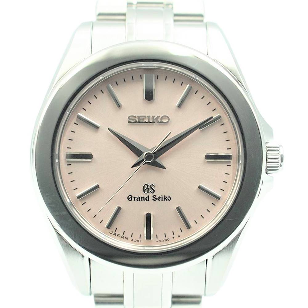 商品情報 管理番号 1210703928100077 ブランド SEIKO セイコー 型番 STGF045 商品名 グランドセイコー 4J51-0AB0 サイズ ケースサイズ：約29mm(リューズ含まず) 腕回り：約18cm 仕様 クォーツ 10気圧防水 バーインデックス 3針 アナログウォッチ シリアル 54**** 付属品 外箱、内箱、保証書 商品説明 2021年05月に弊社提携業者にて外装仕上げを行っております。 外装仕上げを行っておりますが、研磨で取り切れなかった細かい擦りキズ等はございます。 店頭での同時販売となり展示品の為、画像にはない若干の小傷・汚れが付く場合がございます。 ベゼル等に傷があります。 ランク USED-A 注意事項 下記内容ご了承ください！ ※当商品は【楽天市場】と【店頭】のみで販売しております。それ以外での販売方法はお受けできません。 ※価格の交渉 お受けしておりません。価格交渉のご連絡はご遠慮ください。 ※店頭でも同時に販売している為、在庫切れになっている場合がございます。 ※店頭で展示販売している為、画像にない小傷等が付く場合があります。 ※商品の状態は写真でもご確認下さい。 ※デジタルカメラにて撮影のため実際の商品の色・質感等が若干異なる場合があります。 ※写真には目立つ箇所、また一番状態の悪い箇所を優先的に掲載しております。掲載枚数制限等ですべての傷や汚れを掲載していない場合もございます。 ※傷や汚れを撮影しやすいように明暗を変えているため、色が違って見える場合がございます。 ※画像で確認できない箇所等 気になることがございましたら、注文前にご質問ください。 ※商品のご質問中でも商品は取り置き状態ではありませんので、他のお客様のご注文をお受けする場合がございます。 ※注文方法などシステムに関しましては 楽天市場までお問い合わせください。 商品に関する問い合わせ先 かんてい局 名古屋東郷店 TEL:0561-39-4178 営業時間/10:00～19:00 水曜定休 商品の状態について NEW 新品 USED-SS お客様から買取した未使用の状態の商品 USED-S お客様から買い取りし、数回使用程度の傷はほぼない商品 USED-SA 使用感が極めて少ない美品、もしくはメンテナンス済みの商品 USED-A 若干の使用感、小傷がある美品 USED-AB Aランクの中でも比較的使用感がある商品 USED-B 通常の使用感、キズがある商品 USED-BC Bランクの中でも使用感、キズがある商品 USED-C 使用感、キズの多い商品（ジャンク・訳あり品） 程度の目安はあくまでも当店の基準となります。他店様とは同一の基準ではございませんのでご理解ください。