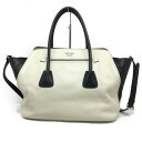 商 品 情 報 ◆ブランド名 PRADA【プラダ】 ◆型番 BN2611 ◆商品名 2WAYトートバッグ 　 ◆サイズ 約　W32～47cm×H27cm×D15cmハンドル約48cm　 ショルダー約98～106cm 　 　　　　　　　　　　　　　 ◆シリアル - ◆仕様 スナップボタン開閉式 【内側】ファスナーポケット×2　オープンポケット×1【外側】マグネットポケット×2 　 ◆素材/カラー レザー/ホワイト×ブラック※色は主観で判断しています。 ◆付属品 ショルダーストラップ　ギャラ　保存袋（汚れあり） 　 　 ◆商品説明 【プラダ】トートバッグです。ホワイト×ブラックカラーのお洒落で上品なデザインの2WAYバッグです！年齢問わず、様々なシーンでご愛用頂けるお品です♪ ※使用感・角擦れ・表面擦れ、小傷、薄っすら汚れ・底汚れ・持ち手使用感・金具部分小傷・内側使用感、薄っすらシミ汚れ等ございますが、まだまだご愛用頂けるお品です。 ◆状態 USED-AB 　 ◆注意事項 ※店頭同時販売のため、売り切れの場合もございます。 ※商品は全てデジタルカメラにて撮影を致している為、画面上と実物では多少色具合が異なって見える場合もございます。ご了承ください。 ※中古のお品物になりますので神経質な方はご購入をお控え下さいませ。 ※商品の性質上、偽物とのすり替えなどを防ぐため、原則として返品・交換は一切お受けしておりませんのでご理解ください。 到着時における破損及び故障などのトラブルがございましたら、弊社まで商品到着後3日以内にご連絡ください。 到着後3日を過ぎてしまった場合、一度ご使用になられた場合は、お受け出来ませんので、商品到着後はすぐに開封し商品をお確かめください。 ※店名や画像を悪用している偽物サイトが確認されております。 楽天以外のネット販売は行っておりません。 程 度 の 目 安 USED-S ほぼ新品に近いが、若干の使用感が見られる商品 USED-A 多少の小キズはあるが、かなり程度の良い商品 USED-B 小・中キズ、汚れなどが見受けられる商品 USED-C 中・大キズが多く、大きな汚れなども見受けられる商品 ※程度の目安はあくまで当店独自の基準によるものです。 他店舗様とは同一の基準では御座いませんのでご理解下さい。 ご不明な点は下記店舗にお気軽にご連絡下さい。 ◇こちらの商品に関するお問合せ先 かんてい局 那覇店 TEL:098-885-6200 電話番号タップで電話発信