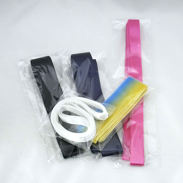 リボンの切れ端を詰め合わせました 髪に飾っても、ハンドメイドでブローチやバレッタなどに変身さることも ラッピングや手芸、装飾や運動会の目印なども工夫次第でさまざまな使い方ができる リボンが5本セットになっております。 内容：リボン5種類 ※内容についてのご質問はご遠慮ください ※メール便（ゆうパケット）は、数種類又は同じ商品を複数購入の場合、宅配便に変更になることがございます。 手芸 リボン テープ クラフト ラッピング アクセサリー アクセサリー ブレスレット ピアス イヤリング 包装 お得