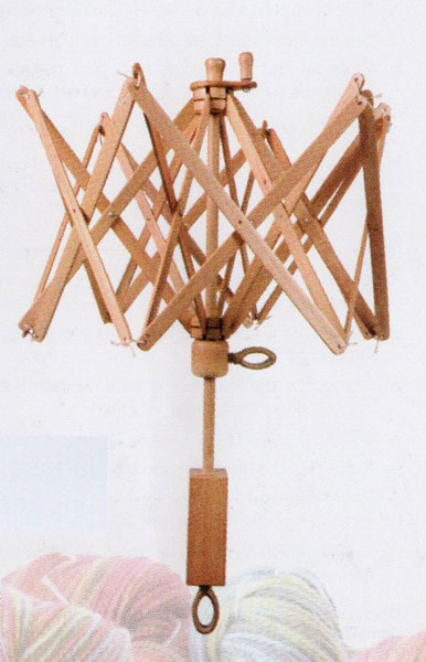 ニットプロかせくり器 ナチュラルのかせくり器 カセ糸を玉に巻くのはもちろん、 玉に巻いてある糸をカセ状にするのにも便利です 傘のように広げて直径を調節できます。 玉巻き器（別売り）と一緒に使うと、 玉巻き状の糸に することができ便利です。 サイズ 直径：48cm（19インチ） 高さ：71cm（28インチ） 円周：152cm（60インチ） 台固定部品：4cm（1.5インチ）※お願い※ ニットプロ製品は海外製のため品質基準が甘くなっています。 針先や長さの違い、傷やバリ、縫製の荒さや外装の破損などがあります。 予めご了承の上御注文お願いします。