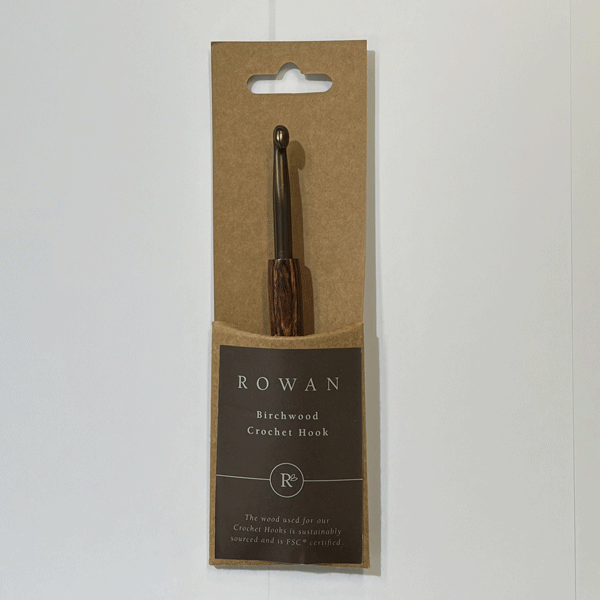 ROWAN (ローワン)は1978年にイギリス、ヨークシャー州で創業したプレミアム手編み糸ブランドです。 ローワンという名前は英国の繊維産業の伝統と深く結びついている ヨークシャーのホルム川のほとりに立ち並ぶ美しい低木、 ナナカマドからインスピレーションを得たもので 40年以上ブランドロゴの一部として継承されています。 ROWANのかぎ針 素材：持ち手部分：バーチ材 ※メール便（ゆうパケット）は、数種類又は同じ商品を複数購入の場合、宅配便に変更になることがございます。※お願い※無垢のバーチの魅力は何といっても、緻密で光沢のある美しい木肌。 きちんと乾燥された材であれば狂いも少なく、加工性が良い材です。 すり減りにくく、衝撃吸収性もあるので、学校や体育館、ダンススタジオなどでも使わ れています。 木目はコントラストが強くないので主張しすぎず、やさしく上品な印象。 きめが細かいため肌触りが良く、傷や水にも強いという特徴があります。 もう一つの特徴として挙げられるのは、年数を経ても色が変わりにくいこと。 杉やパインは使い続けるうちに深みのある飴色に変化していきますが、 バーチは比較的当初の色が持続します 。