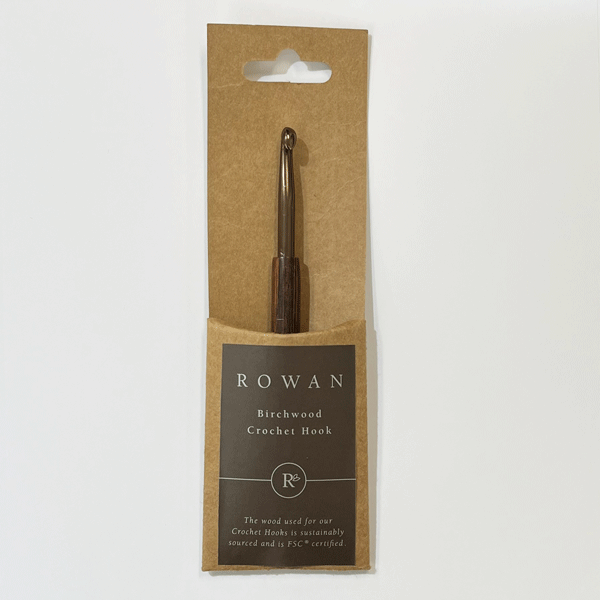 ROWAN (ローワン)は1978年にイギリス、ヨークシャー州で創業したプレミアム手編み糸ブランドです。 ローワンという名前は英国の繊維産業の伝統と深く結びついている ヨークシャーのホルム川のほとりに立ち並ぶ美しい低木、 ナナカマドからインスピレーションを得たもので 40年以上ブランドロゴの一部として継承されています。 ROWANのかぎ針 素材：持ち手部分：バーチ材 ※メール便（ゆうパケット）は、数種類又は同じ商品を複数購入の場合、宅配便に変更になることがございます。※お願い※無垢のバーチの魅力は何といっても、緻密で光沢のある美しい木肌。 きちんと乾燥された材であれば狂いも少なく、加工性が良い材です。 すり減りにくく、衝撃吸収性もあるので、学校や体育館、ダンススタジオなどでも使わ れています。 木目はコントラストが強くないので主張しすぎず、やさしく上品な印象。 きめが細かいため肌触りが良く、傷や水にも強いという特徴があります。 もう一つの特徴として挙げられるのは、年数を経ても色が変わりにくいこと。 杉やパインは使い続けるうちに深みのある飴色に変化していきますが、 バーチは比較的当初の色が持続します 。