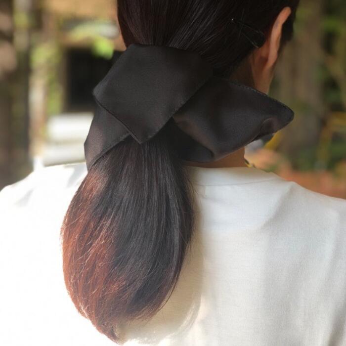 シュシュ ヘアゴム 髪ゴム 髪飾り ヘアアクセサリー ゴム リボン スクエア型 スクエア パーティー 結婚式 冠婚葬祭 黒 ブラック 大きめシュシュ 大人 おしゃれ お洒落 かわいい 可愛い エレガント 四角 光沢 サテン まとめ髪 ヘアスタイル プチプレゼント ホワイトデー