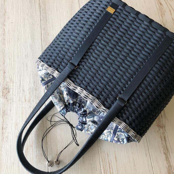 カゴバッグ バッグ かご かご編み 籠 カゴ 大きめ A4 女性 レディース 内布 巾着 奥田籠店 クラフト かわいい バスケット きちんと見え 清楚 濃紺 モノトーン 大人 フェミニン 花柄 紺 紺色 プレゼント エコ 保護者会 参観日 PTAコーデ きれいめコーデ 母の日 敬老の日