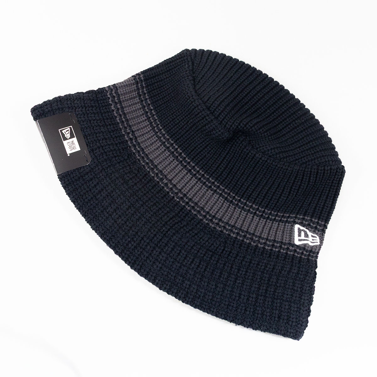 商品情報素材/材質コットン、ナイロンサイズ/寸法S/M(57cm)、M/L(約59cm)その他商品説明こちらの商品は折りたたんだ状態でクリックポスト（追跡可能メール便・補償なし）にて、ポストに投函でのお届けとなります。※クリックポストの配送について　追跡番号が付きます。　ポストに投函で配達完了です。　補償はありません。　一度に送れる商品は1個だけです。　ギフトラッピングはできません。注意モニター発色の具合により色合いが異なる場合がございます。この商品は他のモール店舗でも販売しております。在庫数の更新は随時行っておりますが、お買い上げいただいた商品が、売り切れになってしまうこともございます。その場合、お客様には必ず連絡をいたしますが、万が一入荷予定がない場合は、キャンセルさせていただく場合もございますことをあらかじめご了承ください。ニューエラ New Era® NEW ERA® 帽子 ニットバケット Visor Sticker ストライプ ブラック ニットキャップ ニット バケットハット バケハ おしゃれ 黒 グレー かわいい シンプル ユニセックス レディース メンズ 軽やかなニット素材が魅力の、春夏に最適なバケットハットです。肌触りの良いコットンとナイロンの混紡素材を採用した、柔らかな被り心地となっています。サイズはS/M(約56cm)で、ニット製ですのでサイズはおおむねです。こちらの商品は折りたたんだ状態で発送いたします。カラー :ブラックサイズ：S/M(57cm)素材：コットン ナイロン※当店は商品発送後のお客様都合による返品交換は対応しておりません。ご了承ください。　この商品は他のモール店舗でも販売しております。在庫数の更新は随時行っておりますが、お買い上げいただいた商品が、売り切れになってしまうこともございます。　その場合、お客様には必ず連絡をいたしますが、万が一入荷予定がない場合は、キャンセルさせていただく場合もございますことをあらかじめご了承ください。 5