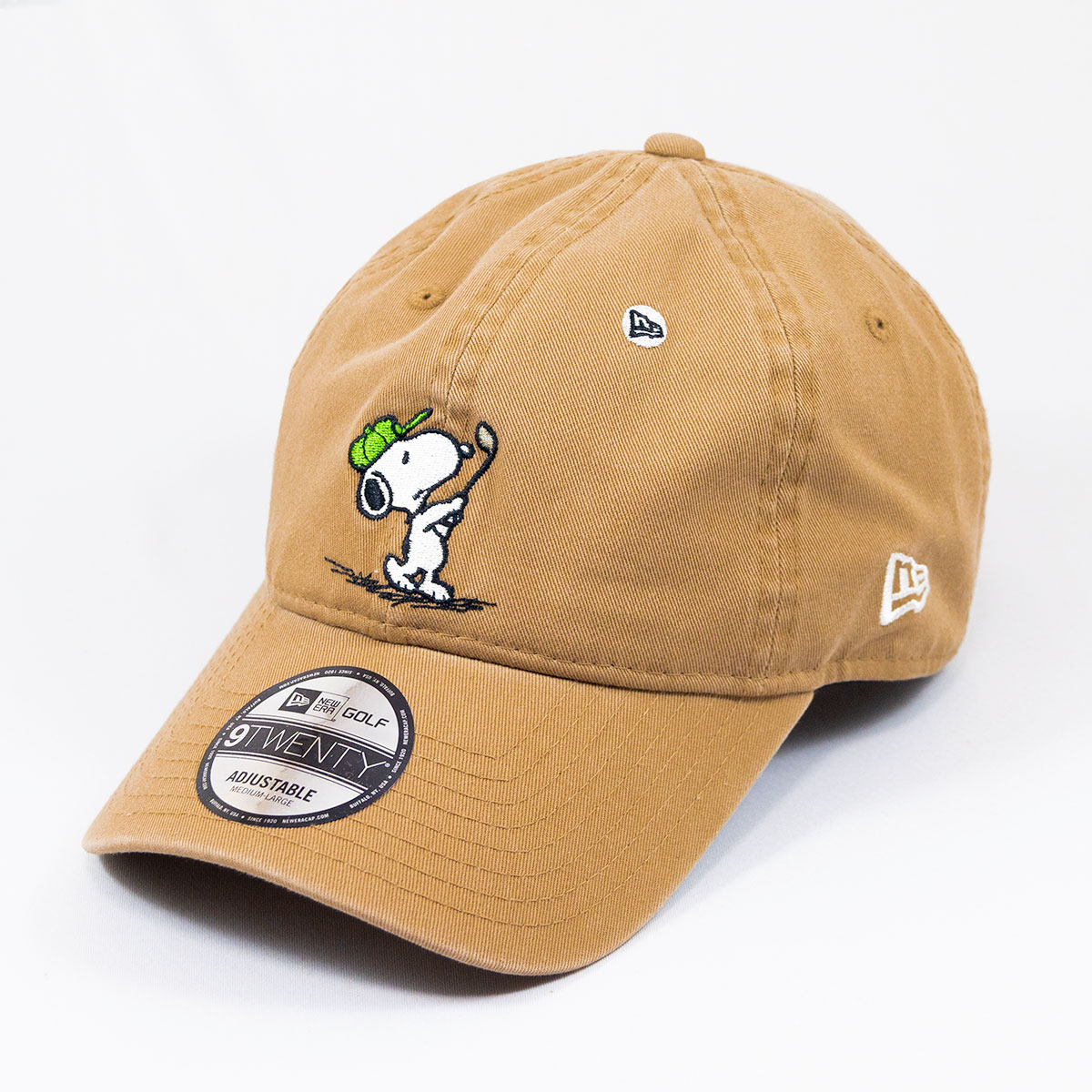 商品情報素材/材質コットンサイズ/寸法S/M（54cm〜58cm）、M/L（57cm〜61cm）その他商品説明追跡可能メール便(ネコポス)にて、ポストに投函でのお届けとなります。※ポストに入らない場合は、不在配達通知書を差し入れた上で配達を行う営業所へ持ち戻ります。商品の未着・破損があった場合、原則として、当店では返品（返金）・交換・弁償等のサポートができません。ポストへ投函されますので手渡しはできません。また投函後の紛失も当店ではサポートできません。当店では、メール便ご利用の際の配送事故に関してのお問い合わせ・苦情等はお受けできません。一度に送れる商品は1個だけです。ギフトラッピングはできません。注意モニター発色の具合により色合いが異なる場合がございます。この商品は他のモール店舗でも販売しております。在庫数の更新は随時行っておりますが、お買い上げいただいた商品が、売り切れになってしまうこともございます。その場合、お客様には必ず連絡をいたしますが、万が一入荷予定がない場合は、キャンセルさせていただく場合もございますことをあらかじめご了承ください。ニューエラ New Era® NEW ERA® 帽子 キャップ 9TWENTY Vintage PEANUTS ピーナッツ GOLF スイング カーキ | ゴルフ ぼうし にゅーえら スヌーピー かわいい ゴルフ 920 おしゃれ PEANUTSの中でも初期アートやレトロな世界観をベースとしたPEANUTSのヴィンテージアートにフィーチャーした新作コレクションです。フロントにはスイングするスヌーピーが丁寧に刺繍されたデザインとなっています。キャップが黄緑色で、ポイントになるカラーリングです。シルエットはフロント部分に芯がなく柔らかな被り心地が特徴の9TWENTYで、似たシルエットの9THIRTYと比較すると少し浅めの被り心地となっています。リアのクロスストラップ（サイズ調整するストラップ）でサイズ調整が可能です。ユニセックスでご着用いただけます。※モニター発色の具合により色合いが異なる場合がございます。モデル：9TWENTYサイズ：S/M（54cm〜58cm）、M/L（57cm〜61cm）カラー：カーキ素材：コットン※当店は商品発送後のお客様都合による返品交換は対応しておりません。ご了承ください。　この商品は他のモール店舗でも販売しております。在庫数の更新は随時行っておりますが、お買い上げいただいた商品が、売り切れになってしまうこともございます。　その場合、お客様には必ず連絡をいたしますが、万が一入荷予定がない場合は、キャンセルさせていただく場合もございますことをあらかじめご了承ください。 5