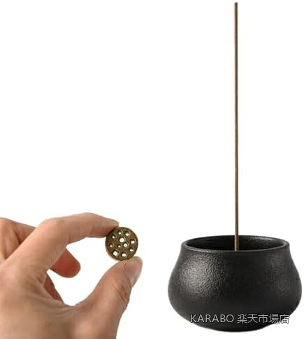 商品の特徴・【陶器製のミニ香炉】落ち着いた黒色と丸みのある形状を組み合わせたお香立てです。線香やスティックタイプのお香を立て、卓上で香りを楽しみたいときに使用できます・【穴あき香立て付き】付属の香立てパーツには約1.1mmから2.8mmの複数径の穴があり、太さに合う穴へ差し込めます。パーツは取り外せるため、香炉灰を入れる使い方にも対応します・【灰を受けやすい容器】深さのある器形状で、燃焼後の灰を容器内で受けやすい構造です。お線香立てとして使用する際も、周囲を整えやすく日常のお手入れに手間がかかりにくくなっています・【幅広い設置場所】仏壇用の線香立てをはじめ、玄関、寝室、書斎、和室などに設置できます。ヨガや瞑想、茶道など、落ち着いた空間で使うミニ香炉としても取り入れられます・【使用時の注意】せんこうたては水平で安定した場所に置き、周囲に燃えやすい物がないことを確認してください。燃焼中はそばを離れず、灰や本体が冷めてから片付けてください