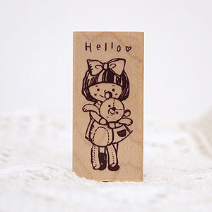 はな16 ラバースタンプ クマのヌイグルミと女の子。Hello 縦48mm×横20mm (0077A-5526)