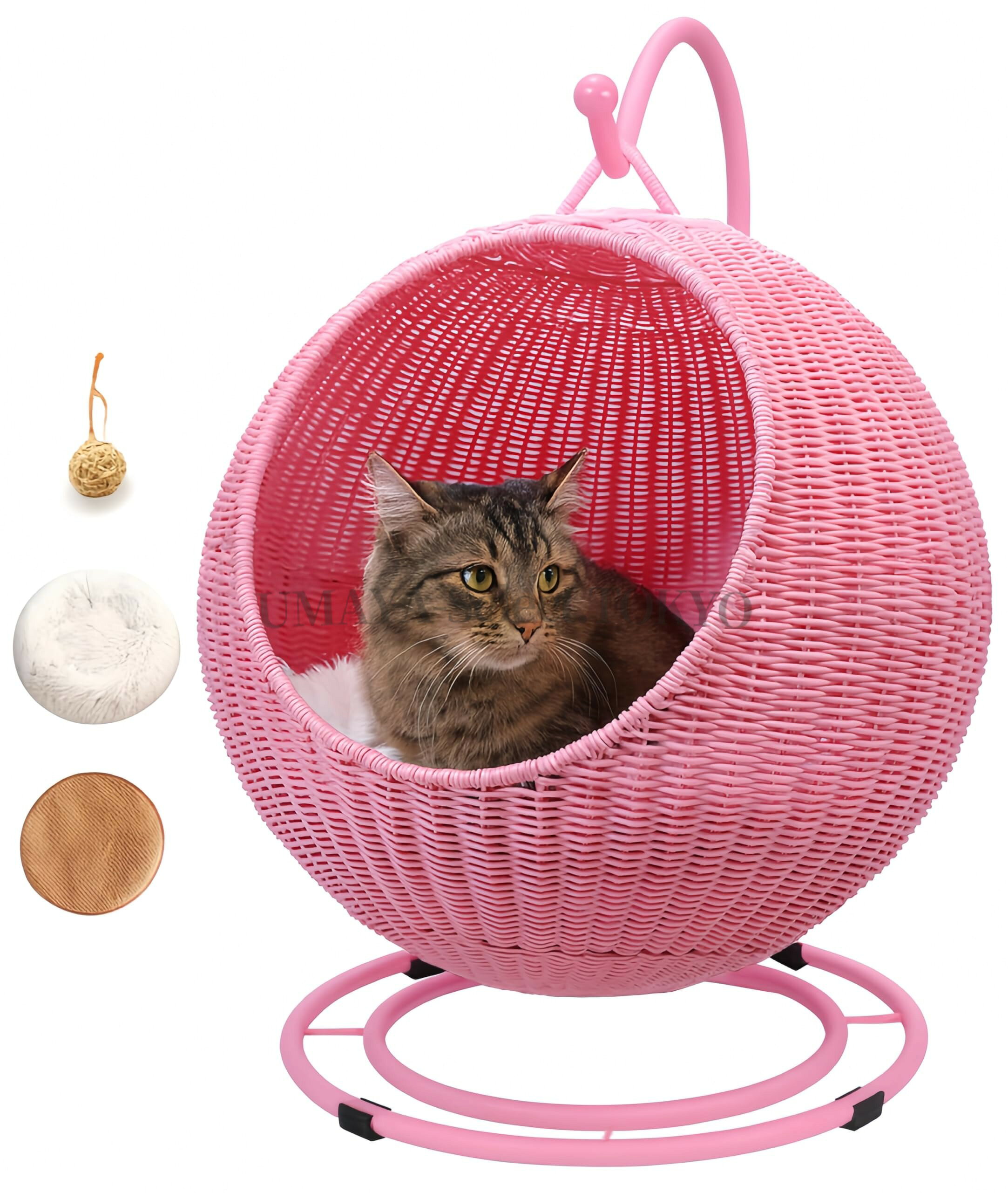 【商品名】猫ちぐら 編み籠 キャットハウス 猫ベッド 2in1 ドーム型 猫 ハンモック 猫小屋スイング クッションとラタンボール付き プラスチック藤編み 通気性 通年利用 寝台 休憩所 おしゃれ 大型ペット用ベッド 屋外 室内（ピンク）【価格】27822円【商品説明】【安心安全にの素材】この猫ハンモックは、手作りのPP模造籐スイングバスケットと金属ラック構造で作られており、表面が滑らかで棘がなく、ペットに刺激のない天然材質を使用しています。猫ちぐらとして、安全で快適な隠れ家を提供します。【通気性の良いデザイン】吊り下げ猫ベッドには、小さな穴の設計により、空気が流れ、ペットの猫の健康、快適な睡眠環境を提供します。サマーマットと柔らかい綿のクッションが付いているため、一年中使用で、子猫がより快適に眠ることができます。【掃除とメンテナンスが簡単】猫ベッドはより頑丈で安定しているだけでなく、ハンギングバスケットを取り外して毎日掃除することもできます。籐製のバスケットと金属製のスタンドは汚れに強く、毎日のお手入れはサッと拭くだけで済みます。籐の小さなボール付き、猫は遊んで楽しむことができます。【様々なシーンに適用】籐製猫用ベッドは、遊びや睡眠のためのペット活動センターに最適です。リビングルームや寝室の屋内コーナーだけでなく、屋外の廊下や庭にも非常に適しており、猫や犬により多くの遊びスペースを提供し、四季で使えます。商品の説明製品名: ブラケット球形ペットネス【商品名】猫ちぐら 編み籠 キャットハウス 猫ベッド 2in1 ドーム型 猫 ハンモック 猫小屋スイング クッションとラタンボール付き プラスチック藤編み 通気性 通年利用 寝台 休憩所 おしゃれ 大型ペット用ベッド 屋外 室内（ピンク）【価格】27822円【商品説明】【安心安全にの素材】この猫ハンモックは、手作りのPP模造籐スイングバスケットと金属ラック構造で作られており、表面が滑らかで棘がなく、ペットに刺激のない天然材質を使用しています。猫ちぐらとして、安全で快適な隠れ家を提供します。【通気性の良いデザイン】吊り下げ猫ベッドには、小さな穴の設計により、空気が流れ、ペットの猫の健康、快適な睡眠環境を提供します。サマーマットと柔らかい綿のクッションが付いているため、一年中使用で、子猫がより快適に眠ることができます。【掃除とメンテナンスが簡単】猫ベッドはより頑丈で安定しているだけでなく、ハンギングバスケットを取り外して毎日掃除することもできます。籐製のバスケットと金属製のスタンドは汚れに強く、毎日のお手入れはサッと拭くだけで済みます。籐の小さなボール付き、猫は遊んで楽しむことができます。【様々なシーンに適用】籐製猫用ベッドは、遊びや睡眠のためのペット活動センターに最適です。リビングルームや寝室の屋内コーナーだけでなく、屋外の廊下や庭にも非常に適しており、猫や犬により多くの遊びスペースを提供し、四季で使えます。商品の説明製品名: ブラケット球形ペットネス
