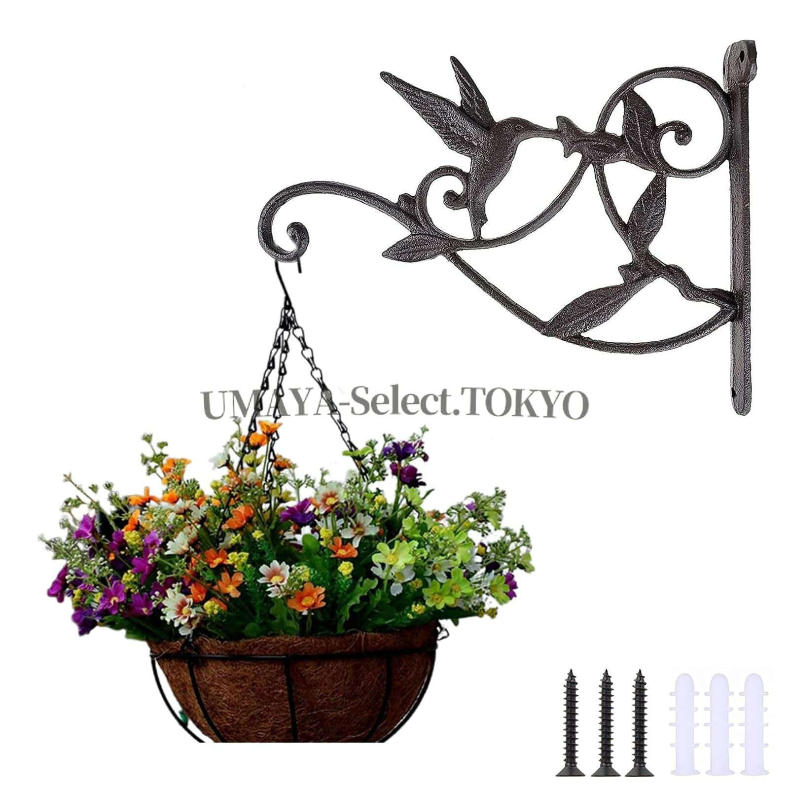 メーカー希望小売価格はメーカーカタログに基づいて掲載しています【商品名】ガーデンフック吊り下げ植物ブラケット 植物ハンガー プランターハンガー 耐久性 取り付け簡単 ハンギングフック 屋内および屋外の装飾 柱園芸ブラケット 観葉植物吊り下げフック 廊下ライト 鳥かご 園芸 風鈴【価格】3200円【商品説明】色:ブラック材質:鋳鉄重量制限:20 キログラム商品の重量:600 グラム製品サイズ:?26 x 19 cm色:?ブラック材質:?鋳鉄付属品:?植物ハンガー? 【商品詳細】サイズ：約26cm x 19cm、耐荷重：約20 kgまで耐え 材料：手作りの鋳鉄 防錆コーティングで保護されているため、屋外に置いても雨や雪による損傷の心配がありません。? 【観賞性】アンティーク調に加工されており、ガーデニングの装飾品として観賞性が優れています。結婚式、パーティー、花園、居間などに設置することができ、実用的で美しいです。? 【広い用途】この製品は耐荷重性に優れており、ランタン、観賞用植木鉢、鳥の餌台、燭台、風鈴、その他の装飾品として使用できます。 屋外での使用だけでなく、寝室、リビングルーム、オフィスなどの屋内装飾にも適しています。? 【使用方法】3本の固定用ネジ、3本のアンカー×が付きます。3つの穴で壁にしっかりと取り付けます。ハンマーなどの道具は含まない。壁アンカーを使用した取り付けをお勧めします。木柵の柱やデッキの柱、さらに室内の壁までねじ込みます。? 【出品者保証】当社の製品は品質検査済み【商品名】ガーデンフック吊り下げ植物ブラケット 植物ハンガー プランターハンガー 耐久性 取り付け簡単 ハンギングフック 屋内および屋外の装飾 柱園芸ブラケット 観葉植物吊り下げフック 廊下ライト 鳥かご 園芸 風鈴【価格】3200円【商品説明】色:ブラック材質:鋳鉄重量制限:20 キログラム商品の重量:600 グラム製品サイズ:?26 x 19 cm色:?ブラック材質:?鋳鉄付属品:?植物ハンガー? 【商品詳細】サイズ：約26cm x 19cm、耐荷重：約20 kgまで耐え 材料：手作りの鋳鉄 防錆コーティングで保護されているため、屋外に置いても雨や雪による損傷の心配がありません。? 【観賞性】アンティーク調に加工されており、ガーデニングの装飾品として観賞性が優れています。結婚式、パーティー、花園、居間などに設置することができ、実用的で美しいです。? 【広い用途】この製品は耐荷重性に優れており、ランタン、観賞用植木鉢、鳥の餌台、燭台、風鈴、その他の装飾品として使用できます。 屋外での使用だけでなく、寝室、リビングルーム、オフィスなどの屋内装飾にも適しています。? 【使用方法】3本の固定用ネジ、3本のアンカー×が付きます。3つの穴で壁にしっかりと取り付けます。ハンマーなどの道具は含まない。壁アンカーを使用した取り付けをお勧めします。木柵の柱やデッキの柱、さらに室内の壁までねじ込みます。? 【出品者保証】当社の製品は品質検査済み