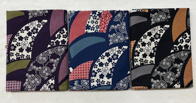 商品情報素材/材質綿：100％サイズ/寸法約110cm×110cmその他こちらの商品はクリックポストでのお届けになります。ご了承ください。日本郵便による配送になります。原則はポスト投函で留守をしていても安心です。(ただし、配達日時指定は不可)紛失、盗難、破損、汚損等に対して補償はありません。メール便の配達日数の目安は、出荷後2〜3日以内。(一部地域、離島を除く)配達日数はあくまで目安です。お日にちは前後いたしますのでご了承ください。梱包は簡易包装とさせていただきます。お急ぎの商品はメール便ではなく、宅配便をお勧めします。126 風呂敷 約110cm ×110cm 大判 ふろしき 和雑貨 青海柄 紫 紺色 黒色 日本製 ギフト プレゼント、贈り物に！シャンタン 綿100% エコバックにも！ 日本の伝統的な柄である青海をモチーフにした大判の風呂敷です。四隅を結べば簡単にエコバッグに早変わり！海外へのお土産にも喜ばれています。 和のお稽古やお買い物、ご旅行に1枚あると便利です。 伝統的な和柄をモチーフにした大判の風呂敷です。シャンタン地ですので張り感が適度にあり、重いものでも包むことができます。浴衣やお着物の着付けに行くときなど、お着物一式を包むのにもちょうどいい大きさです。また、エコバック用に持ち歩いたり、ワインや大きめのバックなどをプレゼントする時に、この風呂敷で包んで差し上げると、想像以上に喜んでいただけます！ご注意風呂敷は生地の巾をそのまま使うため生地のミミ部分は頑丈なため縫製せず、他の二辺のみミシン縫製されています。水濡れやお洗濯により色落ちする場合があります。出来る限り忠実に表現するようにしておりますが、お客様のインターネット環境、モニターの違いなどにより現物と若干の差が生じます。何卒ご了承くださいませ。 日本の伝統的な柄ゆきをモチーフにしたした大胆な柄！ しっかりした生地！ 大判の風呂敷！ 可愛いエコバックをお探しの方に！ 和のプレゼントをお探しの方に！ 和のお稽古をなさる方に！ こちらの商品はクリックポスト便でのお届けになります。ご了承ください。日本郵便による配送になります。原則はポスト投函で留守をしていても安心です。(ただし、配達日時指定は不可)紛失、盗難、破損、汚損等に対して補償はありません。クリックポスト便の配達日数の目安は、出荷後2〜3日以内。(一部地域、離島を除く)配達日数はあくまで目安です。お日にちは前後いたしますのでご了承ください。梱包は簡易包装とさせていただきます。お急ぎの商品はメール便ではなく、宅配便をお勧めします。 1