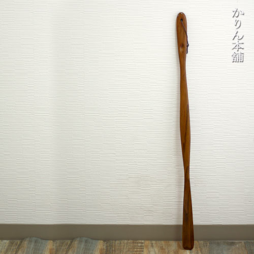 【クーポン配布中】 靴べら ロング くつべら 漆ぬり 茶 75cm おしゃれ 靴箆 木製 靴ベラ くつべら シンプル ナチュラル 木目 紐付き かがまない 楽ち...