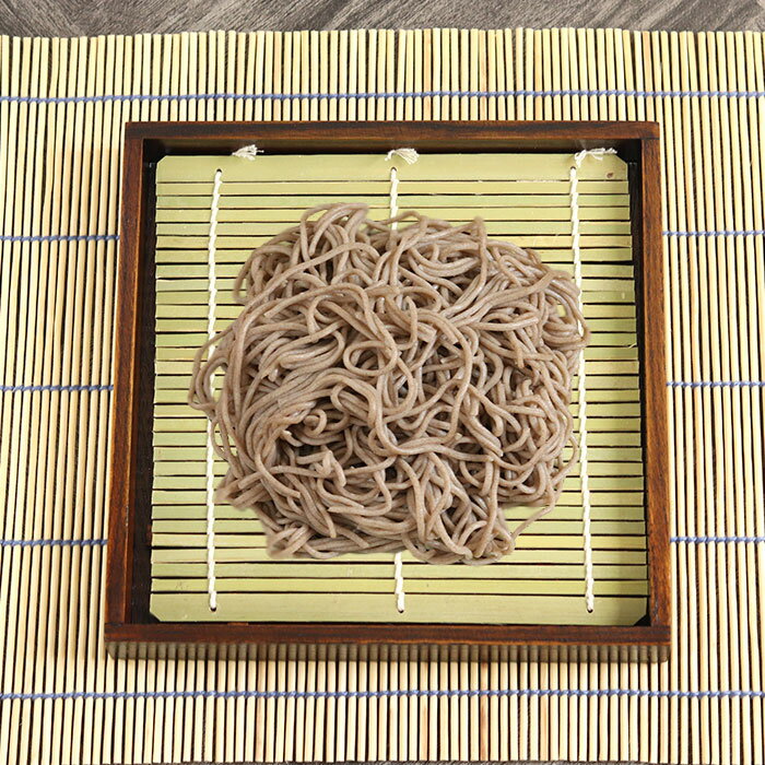 楽天弁当箱＆キッチン 漆器かりん本舗【クーポン配布中】 麺皿 角 木製 底板 竹すだれ付き うどん 饂飩 ざるうどん そうめん 素麺 お素麺 蕎麦皿 お蕎麦 ざるそば ざる蕎麦 天ぷら 天麩羅 天婦羅 てんぷら 業務用 和食器 家庭用 おしゃれ 麺 父の日 プレゼント 実用的 【10off】