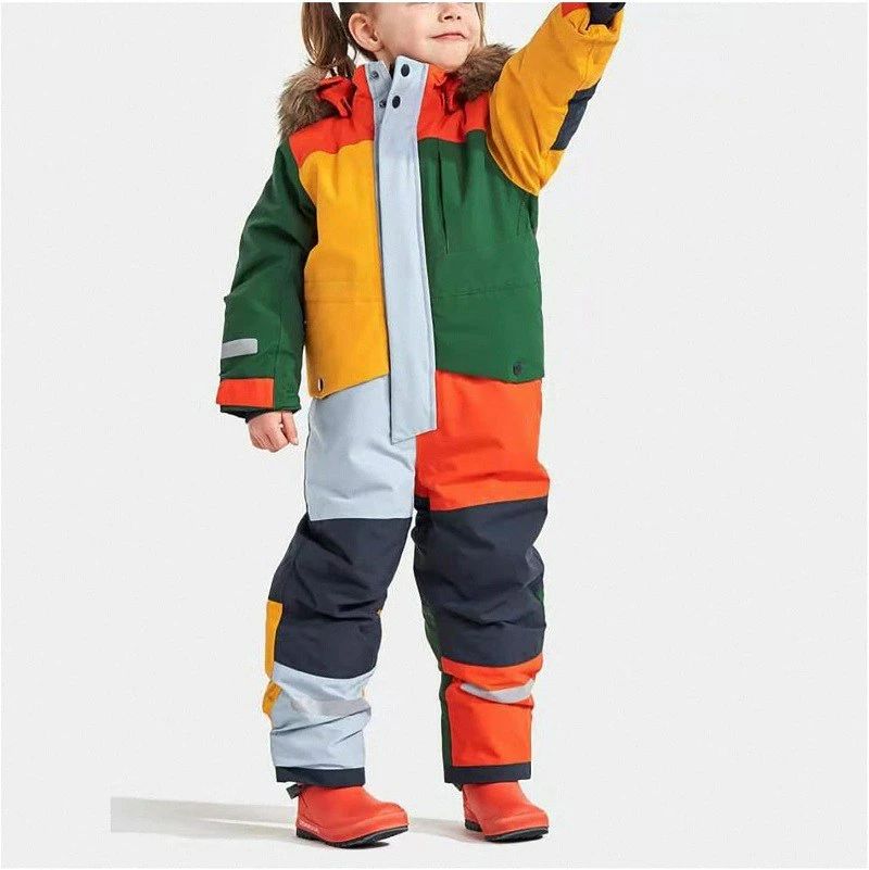 商品説明 商品情報 【ワンピースデザイン】 首を傷つけないように胸に滑らかなジッパー、着脱が簡単です。 【取り外し可能なフードデザイン】 帽子の形はくっきりとシックで、必要に応じて持ち運びや分解も可能です。 【防風カフスとフットカフス】 マジックペースト弾性カフスとフットカフス、手首と足首にフィットし、サイズを自由に調整できます。 前立ては、風を強め、暖かく保つためにスナップボタンで設計されています 【フリースの裏地】 微細なフリースは手触りが柔らかく、快適で暖かく、多方向の温度ロック、持続的な暖かさ、冷気を遮断し、お子様が快適に着用できるようにします。 保証期間 120日間保証 ご使用中においてのお客様の過失による故障、破損、改造等はサポート保証の対象外となります。 注意事項 ●運送事故により箱が潰れる可能性がございます。 ●モニターの違いにより、実際の商品の色が画像と異なる場合があります。