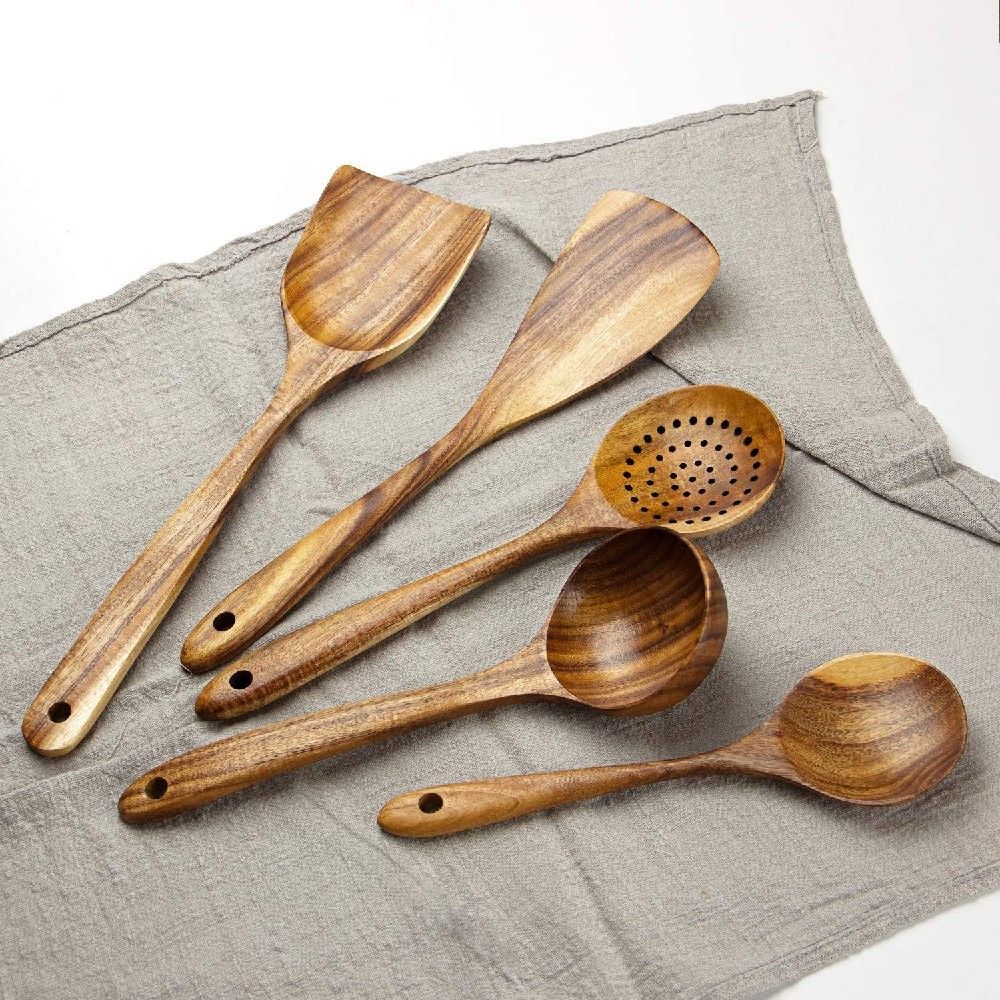 【商品説明】 【セット内容】しゃもじ：23.5x7.5cm、フライ返し：31.5x7.5cm、ターナー：34cmx8.5cm、スキーマー：28.5x8.5cm、スープスプーン：26.5x8cm 【素材】天然木アカシア。1cm以上の厚みがあり、耐久性に優れています。木製なので、他の調理器具を痛めることなく使えます。また、表面を天然漆でコーティングしているため、安全?安心です。 【特徴1】持ち手部分に穴があいているため、壁にかけて、乾かしたり、簡単に収納できたりします。 【特徴2】シェフ、料理人など色々な方の意見を取り入れ、全体設計をしており、使いやすいサイズ、デザインになっております。また、木製なので、使い込むほど、手になじんできます。 【カスタマーサポート】日本での安心なカスタマーサポートを整備しております。ご質問：ご要望あればお気軽にお尋ねください。