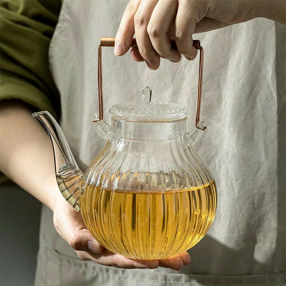 商品名： 鶴首 ティーポット 素材： 本体：耐熱ガラス 持ち手：銅製 容量： 約700mL（2~3人分 適量600mL） レベル： A等品 安全安心 「日本食品検査済」 お取り扱いについて： ガラス製品などには、製造上どうしてもできてしまう突起、小さな傷や気泡が見られる場合がございます。 プロの愛用するおすすめのガラス製ティーポット『姉妹店iwailoft』愛用者の多いロングセラーポットです。ハンドルはしっかりと握ることができ、従来のガラス器の繊細なイメージを変えるおおらかな使い心地です。日本茶はもちろん中国茶や紅茶などにも似合うデザインは安っぽさがなく、また高品質304sus製金針の茶こしで茶葉がしっかりと広がるので、手頃な価格でおいしいお茶が楽しめます。耐熱ガラスだからできる万能型お茶ポット 直火対応仕様kiyokyou耐熱ガラスは何度まで耐えられる？直火はOKなの？-20度~400度まで耐えることができますが、耐熱温度差120、弱火をおススメ。ただし耐熱温度以下であっても、温度差が大きい場合には割れが発生する可能性もありますので、注意が必要です。 商品の安全性について 当該商品は「日本食品検査」を受けましたので、ご安心にお使えいただけます。徹底した品質管理で国際規格のISO認定工場。kiyokyouでは、お客様により安心していただける商品をお届けするため、品質管理の担当者が安全性のチェックを行い、入念な安全管理を行っております。出荷前に専門のスタッフがしっかり検品して出荷いたします。ご購入後、万が一商品に不具合がある場合（初期不良など）は、1ヶ月以内に無償で交換いたします。 品質表示 材質:耐熱ガラス（耐熱温度差120）容量:700ml 適量600ml重量(個箱含む)　500g耐熱温度差120サイズ: 本体152mm*全体高さ180mmサイズは当店計測サイズとなります。商品により、若干の個体差が生じます。着脱が簡単なステンレス製金針式茶漉し 備考 食器洗浄乾燥機OK耐熱ガラスなのでキャンドルウォーマーや電子レンジで使えます。本体のみ電子レンジ使用可 使い方の提案 紅茶 緑茶 日本茶 工芸茶 中国茶 台湾茶 ティーバッグ 花茶 麦茶 ハーブティー 健康茶 母の日 ギフトとして 新生活 など 【注意事項】 当店の商品は全て国内から配送されます。国内配送の商品は国内でのお買い物と同じく消費税が発生いたします。関税はかかりません。＊色がある場合、モニターの発色の具合によって実際のものと色が異なる場合がある。 電子レンジでのご使用の注意 電子レンジで使用する際は茶こしを外して下さい。空の状態で使用しないで下さい。突然一気に煮沸して激しく吹き出す恐れがあります。電子レンジから本体を取り出す際は鍋つかみ等を使用し、顔などを近づけないで下さい。電子レンジご使用後は鍋敷き等の上に置いて下さい。電子レンジをご使用前は、本体の水滴を拭き取って下さい。 ガラス製品を長くお使いいただくコツ ガラス食器は、製造過程上、ゆがみ表面の細かいキズ細かい気泡底部及び側面のシワ跡冷却時の水滴汚れ曇り現象のような状態が若干発生します。これらは使用上商品の特性を減少させるものではございませんので安心してお使いください。この状態での返品交換は承っておりません。電子レンジ等で加熱したあと取り出すときは冷たいところを避け、布や木など熱の緩衝してくれる素材の上に置きましょう。食器洗浄機はメーカーによって水圧や温度が異なるため、おすすめしません。サイズは平置きとなりますので、スタッフ間で統一、徹底はしておりますが、若干の誤差がある場合がございます。ガラスは、引張り応力により破損する。耐熱ガラスを含めガラス製品を長く使うためには、金属でたたいたり、陶磁器等硬いものとぶつけたり、研磨剤入りスポンジでこすったりなどせずに、できるだけキズをつけないようにすることが大変重要なポイントになります。ガラスを含めほとんどの物質は、加熱され温度が上がることによって膨張し、冷やされることによって収縮する。熱による破損は、ほとんどの場合急冷や急加熱により発生する。耐熱ガラスは、熱による膨張収縮が非常に小さくなっているため、この膨張収縮による各応力の発生を小さく抑えることができ、熱に強くなります。ガラスが割れる時は、必ず引張り応力側の面についたキズを起点として破損します。キズが強い (深い) ほど小さな応力で破損します。傷は使用を繰り返すうちに成長し (深くなっていく) 、ガラスの強度は低下します。商品名： 鶴首 ティーポット 素材： 本体：耐熱ガラス 持ち手：銅製 容量： 約700mL（2~3人分 適量600mL） レベル： A等品 安全安心 「日本食品検査済」 お取り扱いについて： ガラス製品などには、製造上どうしてもできてしまう突起、小さな傷や気泡が見られる場合がございます。 プロの愛用するおすすめのガラス製ティーポット『姉妹店iwailoft』愛用者の多いロングセラーポットです。ハンドルはしっかりと握ることができ、従来のガラス器の繊細なイメージを変えるおおらかな使い心地です。日本茶はもちろん中国茶や紅茶などにも似合うデザインは安っぽさがなく、また高品質304sus製金針の茶こしで茶葉がしっかりと広がるので、手頃な価格でおいしいお茶が楽しめます。耐熱ガラスだからできる万能型お茶ポット 直火対応仕様kiyokyou耐熱ガラスは何度まで耐えられる？直火はOKなの？-20度~400度まで耐えることができますが、耐熱温度差120、弱火をおススメ。ただし耐熱温度以下であっても、温度差が大きい場合には割れが発生する可能性もありますので、注意が必要です。 商品の安全性について 当該商品は「日本食品検査」を受けましたので、ご安心にお使えいただけます。徹底した品質管理で国際規格のISO認定工場。kiyokyouでは、お客様により安心していただける商品をお届けするため、品質管理の担当者が安全性のチェックを行い、入念な安全管理を行っております。出荷前に専門のスタッフがしっかり検品して出荷いたします。ご購入後、万が一商品に不具合がある場合（初期不良など）は、1ヶ月以内に無償で交換いたします。 品質表示 材質:耐熱ガラス（耐熱温度差120）容量:700ml 適量600ml重量(個箱含む)　500g耐熱温度差120サイズ: 本体152mm*全体高さ180mmサイズは当店計測サイズとなります。商品により、若干の個体差が生じます。着脱が簡単なステンレス製金針式茶漉し 備考 食器洗浄乾燥機OK耐熱ガラスなのでキャンドルウォーマーや電子レンジで使えます。本体のみ電子レンジ使用可 使い方の提案 紅茶 緑茶 日本茶 工芸茶 中国茶 台湾茶 ティーバッグ 花茶 麦茶 ハーブティー 健康茶 母の日 ギフトとして 新生活 など 【注意事項】 当店の商品は全て国内から配送されます。国内配送の商品は国内でのお買い物と同じく消費税が発生いたします。関税はかかりません。＊色がある場合、モニターの発色の具合によって実際のものと色が異なる場合がある。 電子レンジでのご使用の注意 電子レンジで使用する際は茶こしを外して下さい。空の状態で使用しないで下さい。突然一気に煮沸して激しく吹き出す恐れがあります。電子レンジから本体を取り出す際は鍋つかみ等を使用し、顔などを近づけないで下さい。電子レンジご使用後は鍋敷き等の上に置いて下さい。電子レンジをご使用前は、本体の水滴を拭き取って下さい。 ガラス製品を長くお使いいただくコツ ガラス食器は、製造過程上、ゆがみ表面の細かいキズ細かい気泡底部及び側面のシワ跡冷却時の水滴汚れ曇り現象のような状態が若干発生します。これらは使用上商品の特性を減少させるものではございませんので安心してお使いください。この状態での返品交換は承っておりません。電子レンジ等で加熱したあと取り出すときは冷たいところを避け、布や木など熱の緩衝してくれる素材の上に置きましょう。食器洗浄機はメーカーによって水圧や温度が異なるため、おすすめしません。サイズは平置きとなりますので、スタッフ間で統一、徹底はしておりますが、若干の誤差がある場合がございます。ガラスは、引張り応力により破損する。耐熱ガラスを含めガラス製品を長く使うためには、金属でたたいたり、陶磁器等硬いものとぶつけたり、研磨剤入りスポンジでこすったりなどせずに、できるだけキズをつけないようにすることが大変重要なポイントになります。ガラスを含めほとんどの物質は、加熱され温度が上がることによって膨張し、冷やされることによって収縮する。熱による破損は、ほとんどの場合急冷や急加熱により発生する。耐熱ガラスは、熱による膨張収縮が非常に小さくなっているため、この膨張収縮による各応力の発生を小さく抑えることができ、熱に強くなります。ガラスが割れる時は、必ず引張り応力側の面についたキズを起点として破損します。キズが強い (深い) ほど小さな応力で破損します。傷は使用を繰り返すうちに成長し (深くなっていく) 、ガラスの強度は低下します。