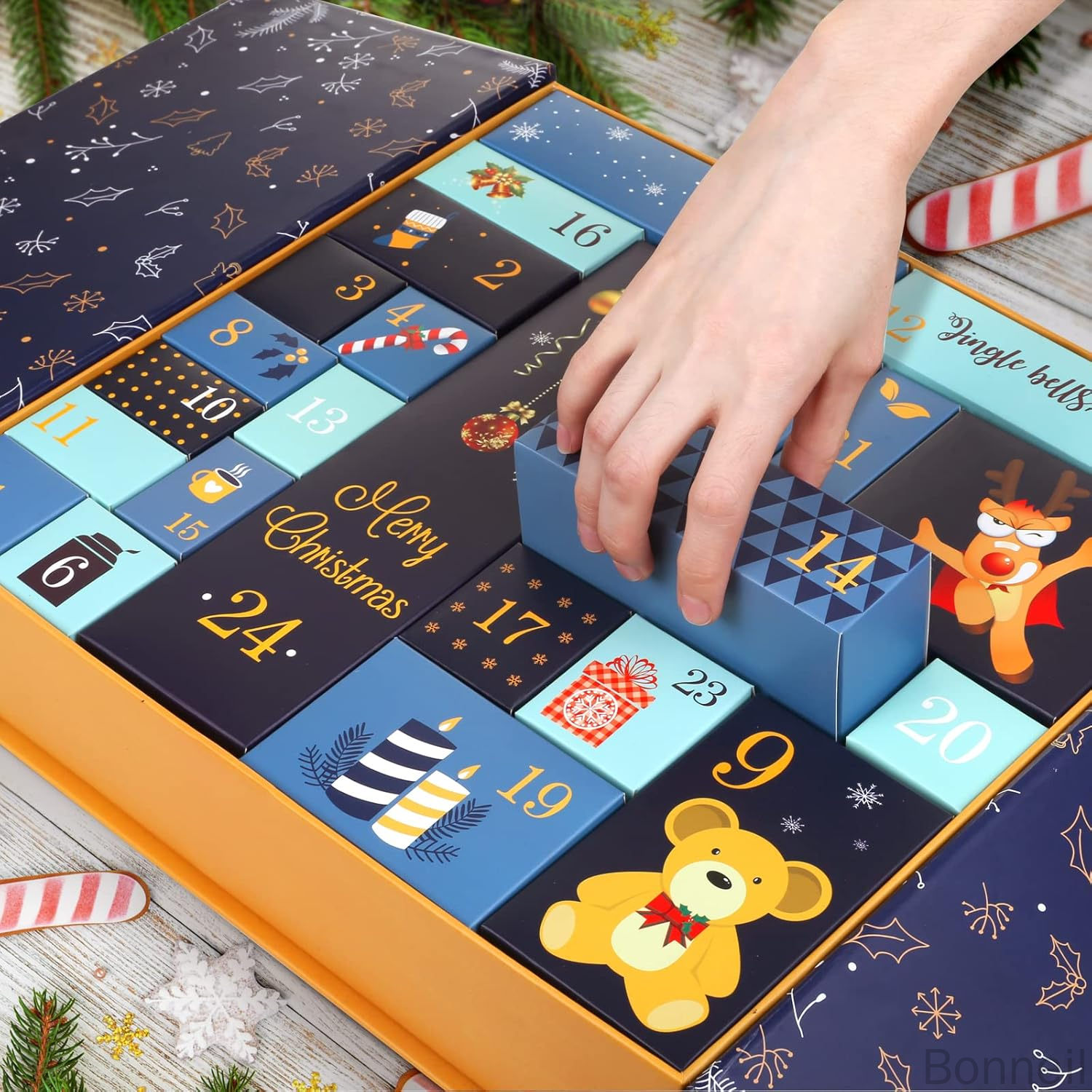クリスマス限定：クリスマス前の期間をより楽しく過ごすために、12月24日までをカウントダウンしていく中身を自分で詰めるタイプアドベントカレンダーボックス。中身には自由に入れる：ラッピングボックスに物が入っていることができます。クリスマスまでの日数をカウントするためのカレンダーを手つくりする。毎朝、目覚めるのが楽しみになり、クリスマスの12月が特別な期間になること間違いありません。サイズ：H30cm×W33cm×D8cm;本のように開いて飾るアドベントカレンダー。引き出しが24個並んでます。デザイン：高品質な紙を使用しており、しっかりとした紙質の感触に大人の高級感を感じるギフトボックスです。キラキラなクリスマス柄のデザインと落ち着いた紺のクールな雰囲気はプレゼントをさらにおしゃれなものに引き立たせてくれます。クリスマスが終わり、収納ケースとしても使える自己詰めタイプ：自分好みの小物を入れって、お部屋のインテリアを楽しんだり、女友達やママ友を招待して、子供が好きな物など入れってクリスマスアドベントカレンダーを作りましょう。※北海道、沖縄及び離島などの一部地域には追加料金がございますので、　ご了承くださいませ、北海道、離島の場合は追加料金が800円になります。 　沖縄県の場合は追加料金が1000円になります。 指定された配送時間は承っておりません。【Bonneil】